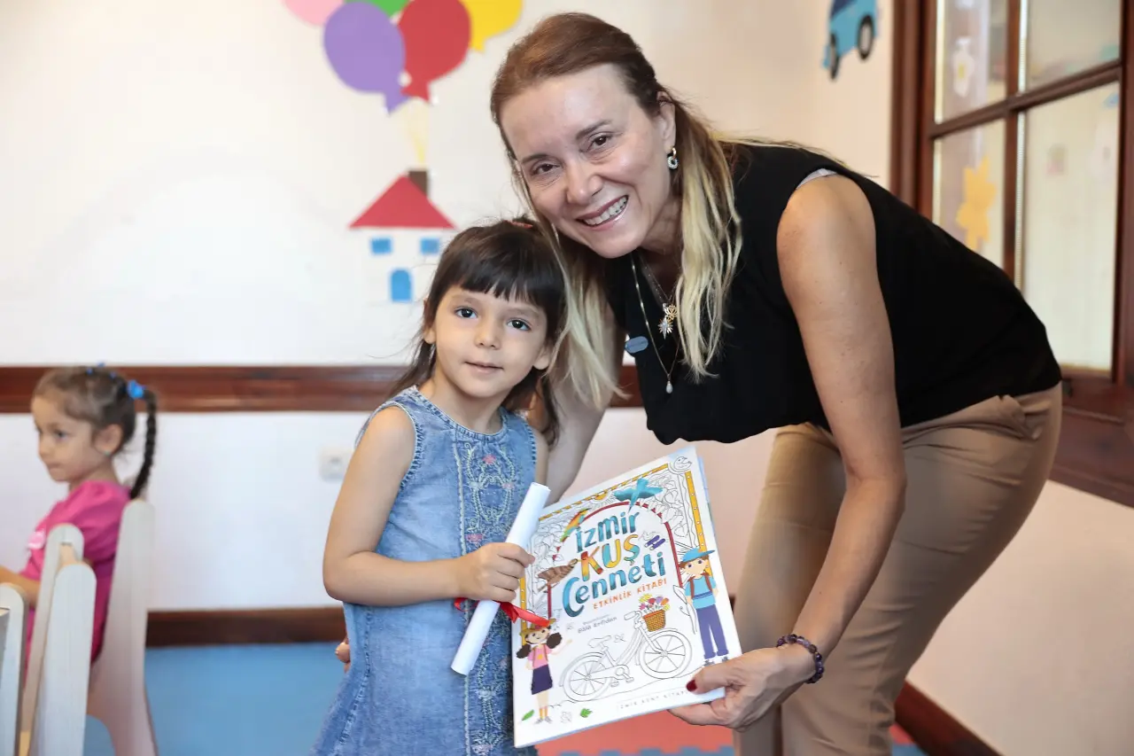 Konak Belediye Başkanı Nilüfer Çınarlı Mutlu, yeni dönemde ilk ders heyecanı yaşayan ‘Mutlu Çocuklar’la buluştu. 3-5 yaş grubu çocuklara ücretsiz okul öncesi eğitim desteği veren 10 merkezden biri olan Ayla Ökmen Oyun Evi’ni ziyaret eden Başkan Mutlu, “Sosyal belediyeciliğe çok inanıyoruz. Bu sadece yerel yönetimin değil devletin de politikası olmalı. 3-5 yaş arası her çocuk ücretsiz okul öncesi eğitim alabilmeli. Oyun evlerimizde eşit, liyakatli hizmet veriyoruz. Birçok özel kreşte olmayan olanaklar bizim Oyun Evlerimizde var” dedi.