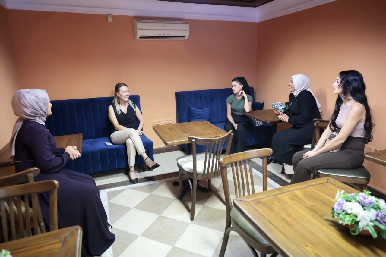 Konak Belediye Başkanı Nilüfer Çınarlı Mutlu, yeni dönemde ilk ders heyecanı yaşayan ‘Mutlu Çocuklar’la buluştu. 3-5 yaş grubu çocuklara ücretsiz okul öncesi eğitim desteği veren 10 merkezden biri olan Ayla Ökmen Oyun Evi’ni ziyaret eden Başkan Mutlu, “Sosyal belediyeciliğe çok inanıyoruz. Bu sadece yerel yönetimin değil devletin de politikası olmalı. 3-5 yaş arası her çocuk ücretsiz okul öncesi eğitim alabilmeli. Oyun evlerimizde eşit, liyakatli hizmet veriyoruz. Birçok özel kreşte olmayan olanaklar bizim Oyun Evlerimizde var” dedi.