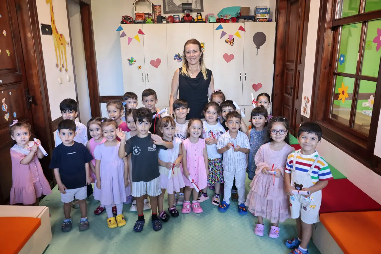 Konak Belediye Başkanı Nilüfer Çınarlı Mutlu, yeni dönemde ilk ders heyecanı yaşayan ‘Mutlu Çocuklar’la buluştu. 3-5 yaş grubu çocuklara ücretsiz okul öncesi eğitim desteği veren 10 merkezden biri olan Ayla Ökmen Oyun Evi’ni ziyaret eden Başkan Mutlu, “Sosyal belediyeciliğe çok inanıyoruz. Bu sadece yerel yönetimin değil devletin de politikası olmalı. 3-5 yaş arası her çocuk ücretsiz okul öncesi eğitim alabilmeli. Oyun evlerimizde eşit, liyakatli hizmet veriyoruz. Birçok özel kreşte olmayan olanaklar bizim Oyun Evlerimizde var” dedi.