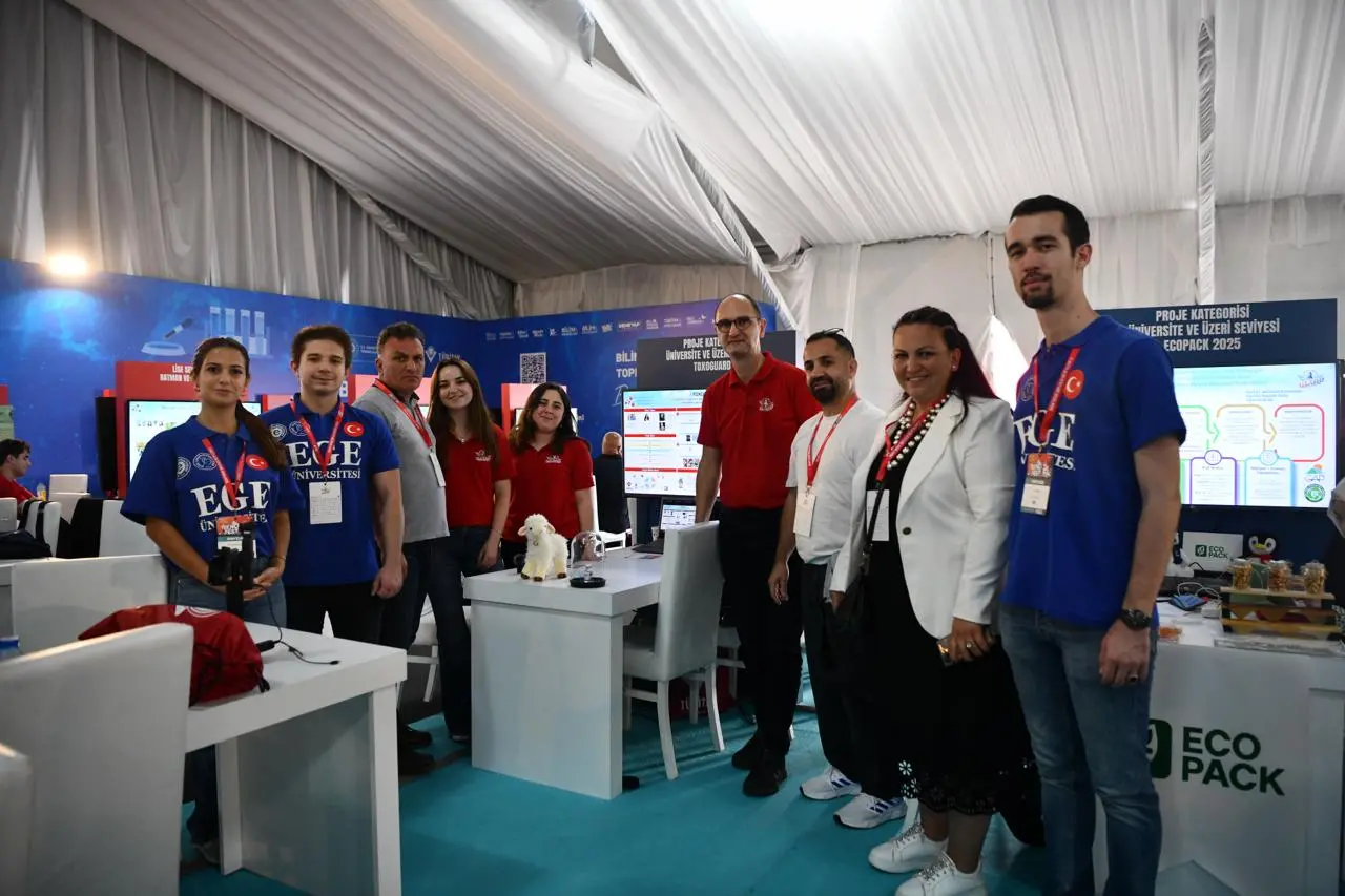 Dünyanın en büyük teknoloji festivali TEKNOFEST, bu yıl 13. kez katılımcılarını İstanbul Atatürk Havalimanında ağırlarken, Ege Üniversitesi öğrencilerinin projeleri teknoloji severler tarafından beğeniyle karşılanıyor. EÜ’den festivale katılan 8 takım, finalist olarak TEKNOFEST’te yarışıyor.