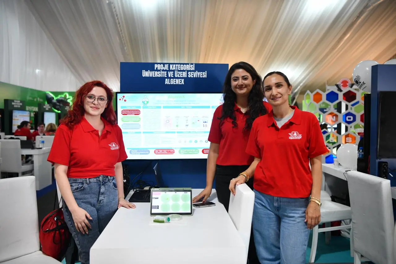 Dünyanın en büyük teknoloji festivali TEKNOFEST, bu yıl 13. kez katılımcılarını İstanbul Atatürk Havalimanında ağırlarken, Ege Üniversitesi öğrencilerinin projeleri teknoloji severler tarafından beğeniyle karşılanıyor. EÜ’den festivale katılan 8 takım, finalist olarak TEKNOFEST’te yarışıyor.