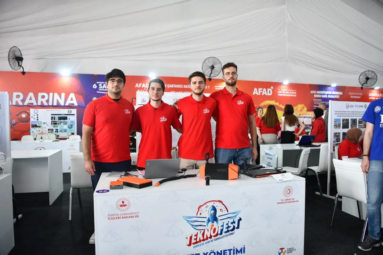 Dünyanın en büyük teknoloji festivali TEKNOFEST, bu yıl 13. kez katılımcılarını İstanbul Atatürk Havalimanında ağırlarken, Ege Üniversitesi öğrencilerinin projeleri teknoloji severler tarafından beğeniyle karşılanıyor. EÜ’den festivale katılan 8 takım, finalist olarak TEKNOFEST’te yarışıyor.
