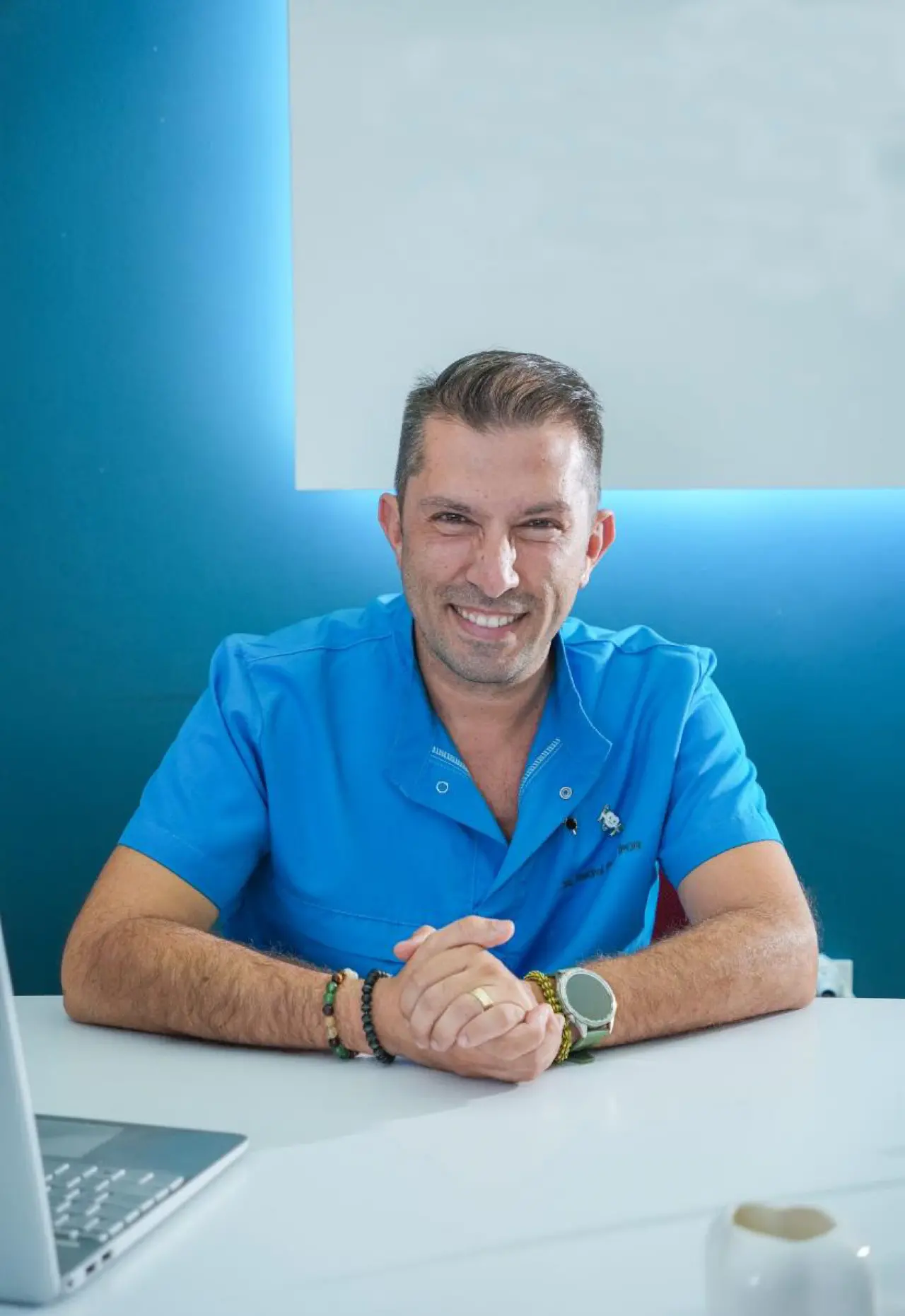 Ağız ve diş sağlığı denince ilk akla diş fırçalamak, diş ipi kullanmak ve düzenli kontroller gelir. Ancak Diş Hekimi Emre İpor, sağlıklı bir ağız için en az bunlar kadar önemli olan bir unsurun çoğu zaman ihmal edildiğini söylüyor: dil temizliği.