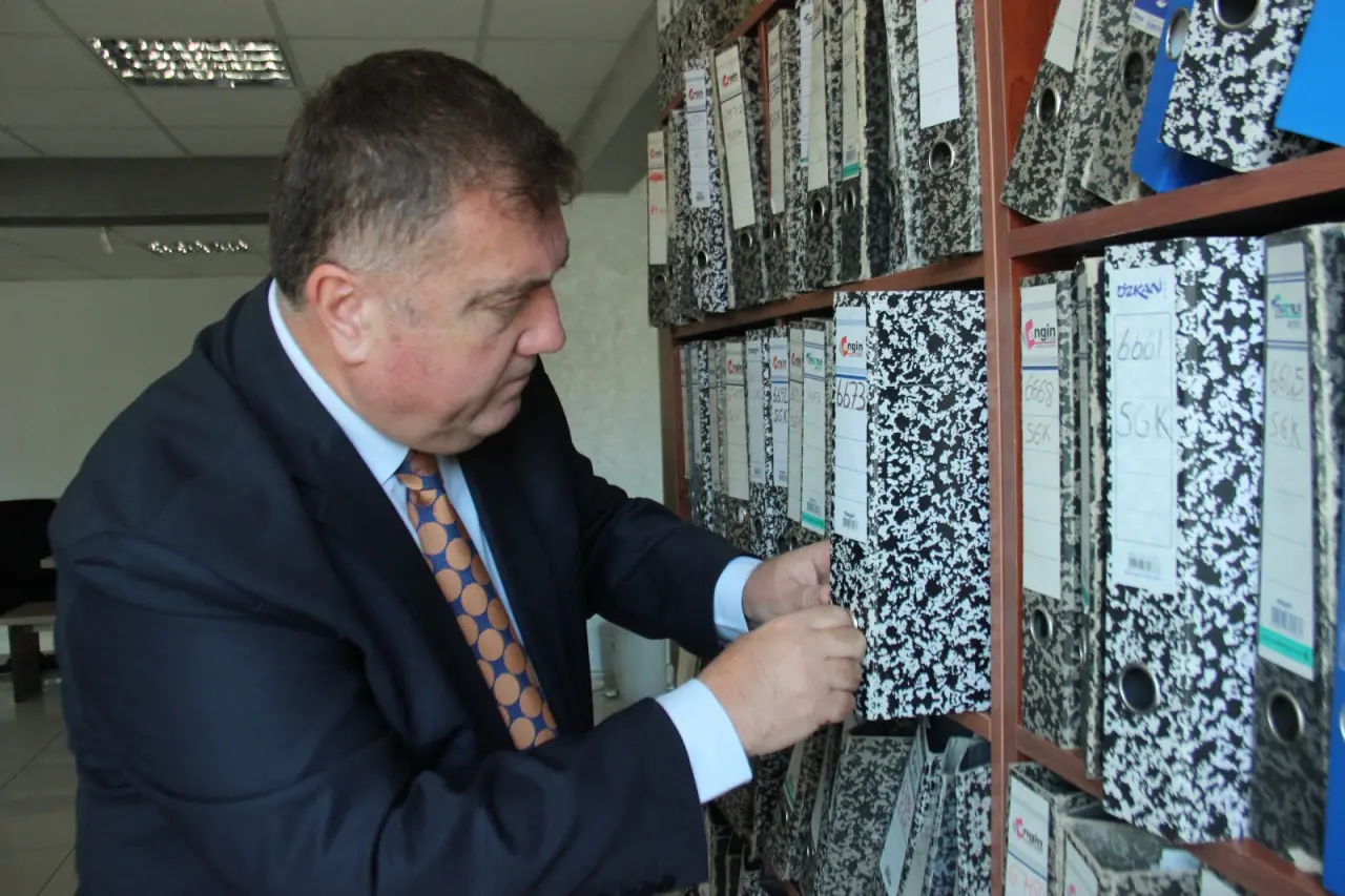 İzmir Şoförler ve Otomobilciler Esnaf Odası Başkanı Erkan Özkan, Cumhurbaşkanlığı kararnamesiyle basit usulden deftere tabi vergi sistemine geçiş düzenlemesinin küçük esnafı ağır bir yükün altına sokacağını belirterek,“Biz vergi ödemeyelim demiyoruz, ama 3 kiloluk yükümüz varken üzerimize 50 kilo yük yüklemeyin” dedi.