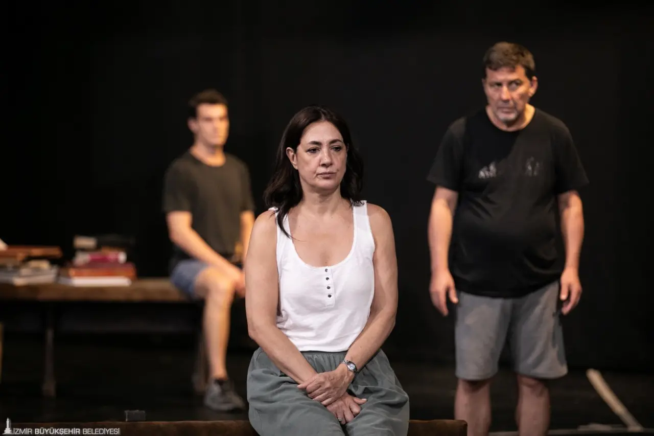 İzmir’in her noktasına tiyatro kültürünü yayma misyonuyla çalışmalarını sürdüren İzmir Büyükşehir Belediyesi Şehir Tiyatroları (İzBBŞT), “Cadı Kazanı” oyununun hazırlıklarını sürdürüyor. 2025-2026 tiyatro sezonunun açılış oyunu olarak belirlenen, yönetmenliğini Lemi Bilgin’in üstlendiği oyunun ekim ayında İzBBŞT İsmet İnönü Sahnesi’nde seyirciyle buluşması planlanıyor.