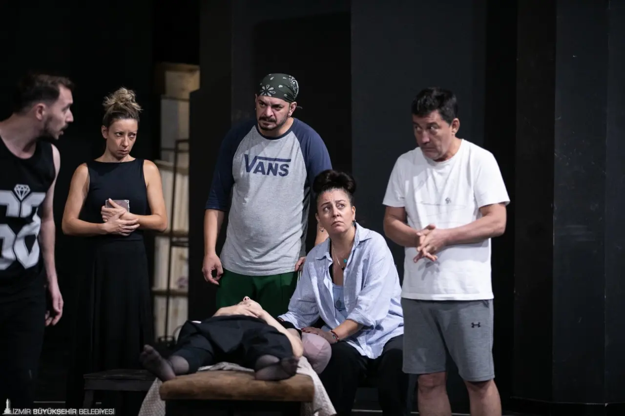 İzmir’in her noktasına tiyatro kültürünü yayma misyonuyla çalışmalarını sürdüren İzmir Büyükşehir Belediyesi Şehir Tiyatroları (İzBBŞT), “Cadı Kazanı” oyununun hazırlıklarını sürdürüyor. 2025-2026 tiyatro sezonunun açılış oyunu olarak belirlenen, yönetmenliğini Lemi Bilgin’in üstlendiği oyunun ekim ayında İzBBŞT İsmet İnönü Sahnesi’nde seyirciyle buluşması planlanıyor.