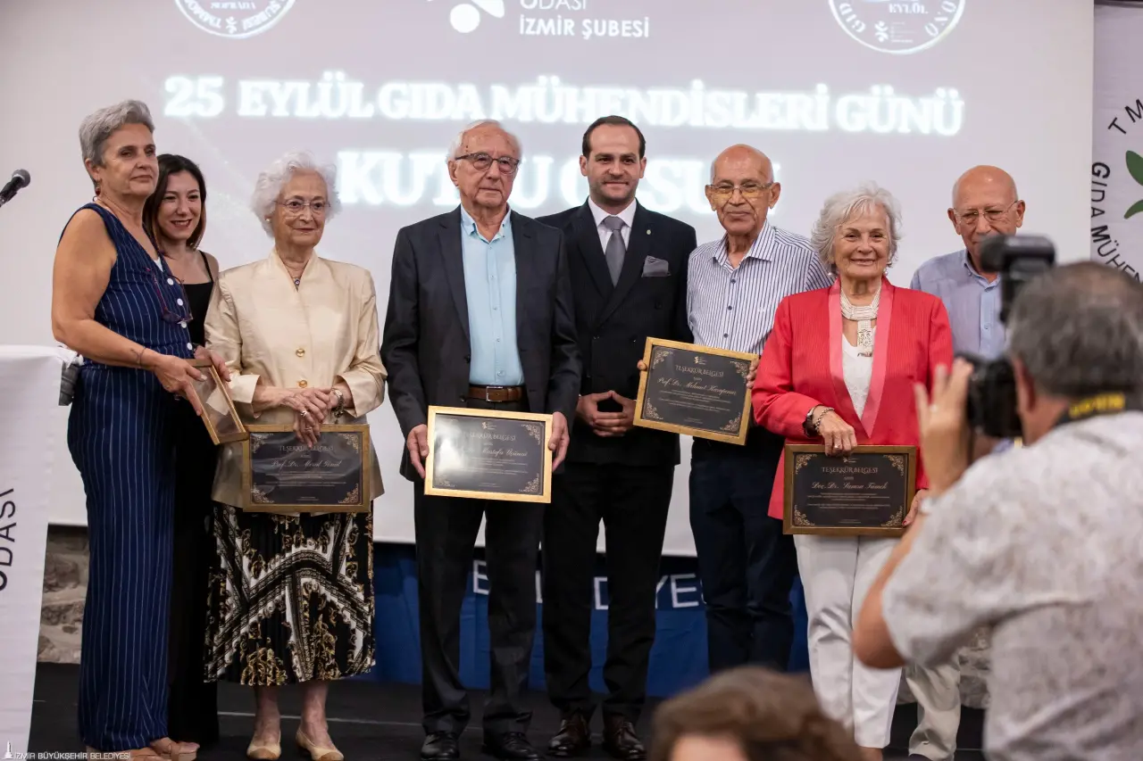İzmir Büyükşehir Belediye Başkanı Dr. Cemil Tugay, Gıda Mühendisleri Odası tarafından düzenlenen Meslekte Onur Yılı Ödül Töreni’ne katıldı. Tugay, gıda mühendislerine seslenerek, “İzmir’in, Türkiye’nin, belediyelerin, halkın sizlere ihtiyacı var” dedi. Başkan Tugay, “Gıda krizine doğru gidiyoruz, bununla ilgili hazırlık yapan yok. Gerçekten doğru olduğuna, bilgi sahibi olduğuna inandığımız insanlarla, yani sizinle dayanışma içinde olursak güç kazanabiliriz” diye konuştu.