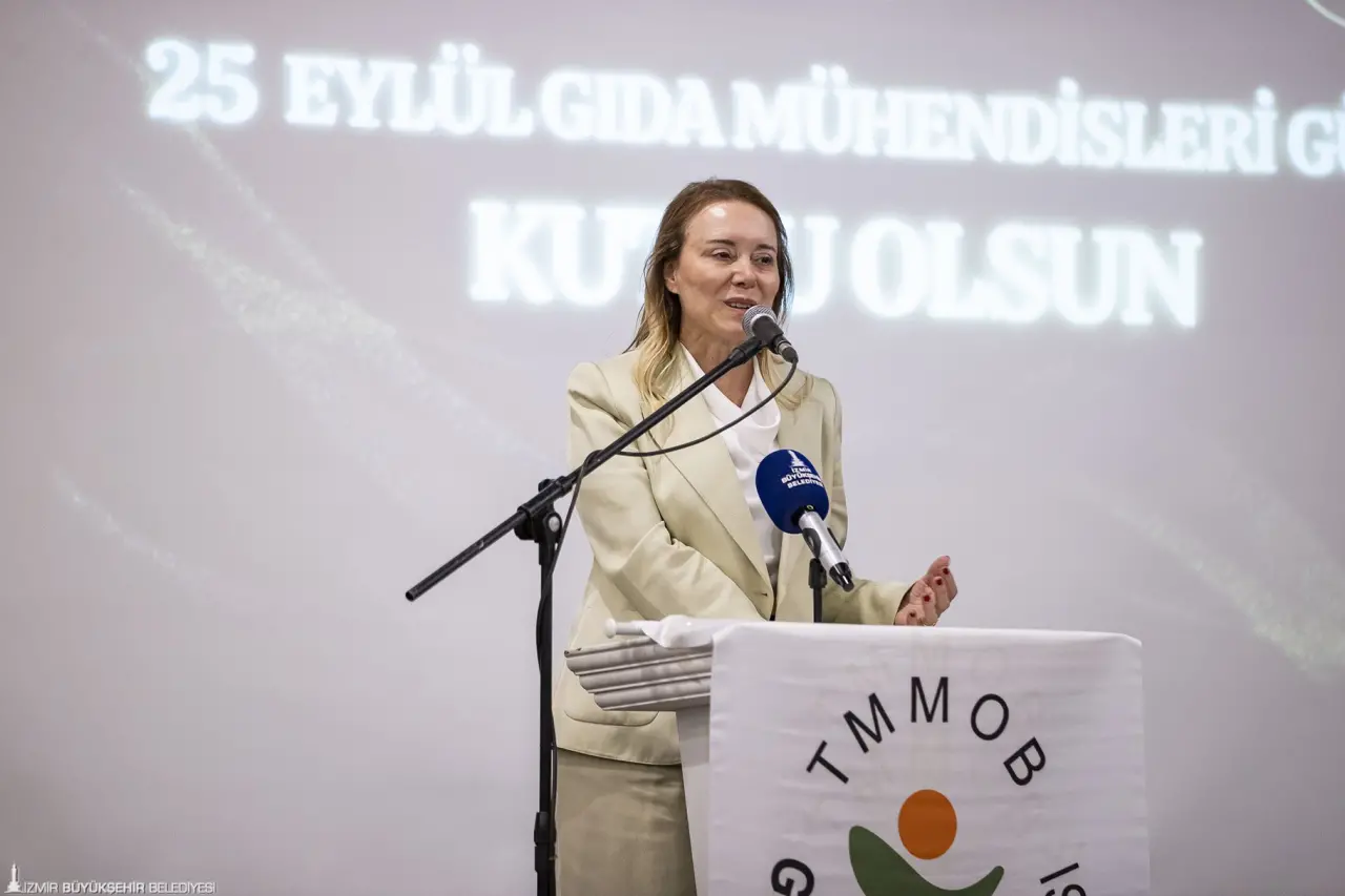 İzmir Büyükşehir Belediye Başkanı Dr. Cemil Tugay, Gıda Mühendisleri Odası tarafından düzenlenen Meslekte Onur Yılı Ödül Töreni’ne katıldı. Tugay, gıda mühendislerine seslenerek, “İzmir’in, Türkiye’nin, belediyelerin, halkın sizlere ihtiyacı var” dedi. Başkan Tugay, “Gıda krizine doğru gidiyoruz, bununla ilgili hazırlık yapan yok. Gerçekten doğru olduğuna, bilgi sahibi olduğuna inandığımız insanlarla, yani sizinle dayanışma içinde olursak güç kazanabiliriz” diye konuştu.