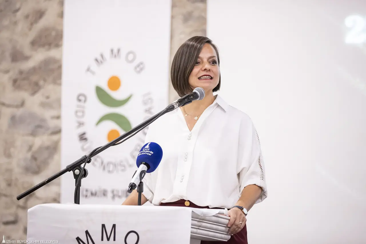 İzmir Büyükşehir Belediye Başkanı Dr. Cemil Tugay, Gıda Mühendisleri Odası tarafından düzenlenen Meslekte Onur Yılı Ödül Töreni’ne katıldı. Tugay, gıda mühendislerine seslenerek, “İzmir’in, Türkiye’nin, belediyelerin, halkın sizlere ihtiyacı var” dedi. Başkan Tugay, “Gıda krizine doğru gidiyoruz, bununla ilgili hazırlık yapan yok. Gerçekten doğru olduğuna, bilgi sahibi olduğuna inandığımız insanlarla, yani sizinle dayanışma içinde olursak güç kazanabiliriz” diye konuştu.