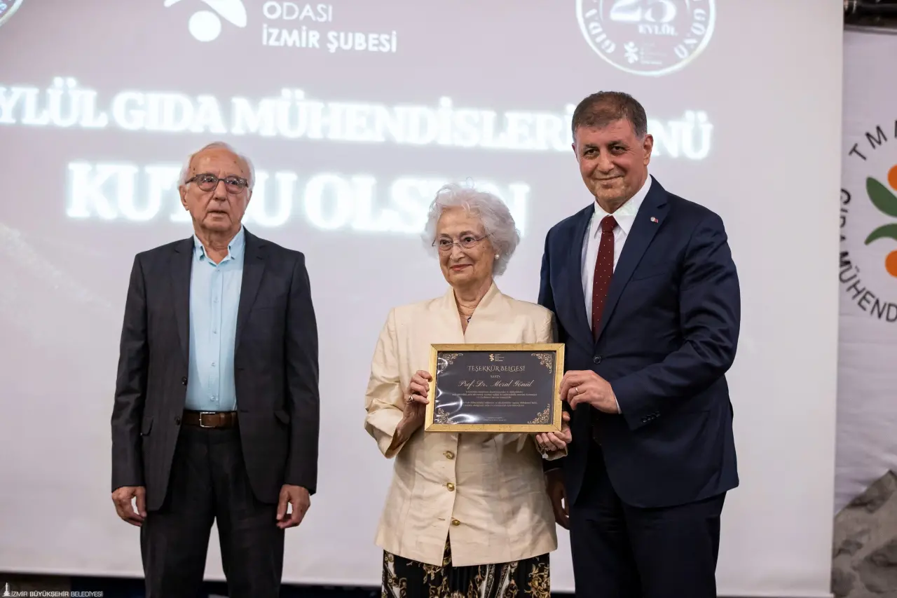İzmir Büyükşehir Belediye Başkanı Dr. Cemil Tugay, Gıda Mühendisleri Odası tarafından düzenlenen Meslekte Onur Yılı Ödül Töreni’ne katıldı. Tugay, gıda mühendislerine seslenerek, “İzmir’in, Türkiye’nin, belediyelerin, halkın sizlere ihtiyacı var” dedi. Başkan Tugay, “Gıda krizine doğru gidiyoruz, bununla ilgili hazırlık yapan yok. Gerçekten doğru olduğuna, bilgi sahibi olduğuna inandığımız insanlarla, yani sizinle dayanışma içinde olursak güç kazanabiliriz” diye konuştu.