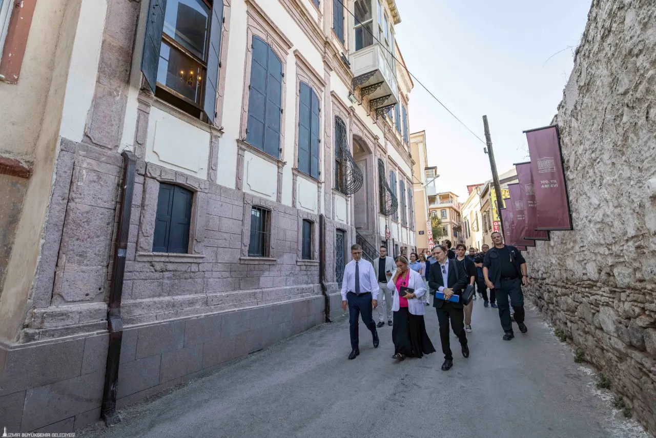 İzmir Büyükşehir Belediye Başkanı Dr. Cemil Tugay, Basmane ve Kemeraltı’nda gün yüzüne çıkarılan tescilli yapıları inceledi. İzmir Büyükşehir Belediyesi tarafından restorasyonu tamamlanan Ay Yıldızlı Konak’ın kullanımı hakkında fikir alışverişi yapan Başkan Tugay, Basmane’nin en büyük yapılarından Tevfik Paşa Konağı’nın da restore edilerek kente en iyi şekilde hizmet vermesi için yol haritası belirledi.