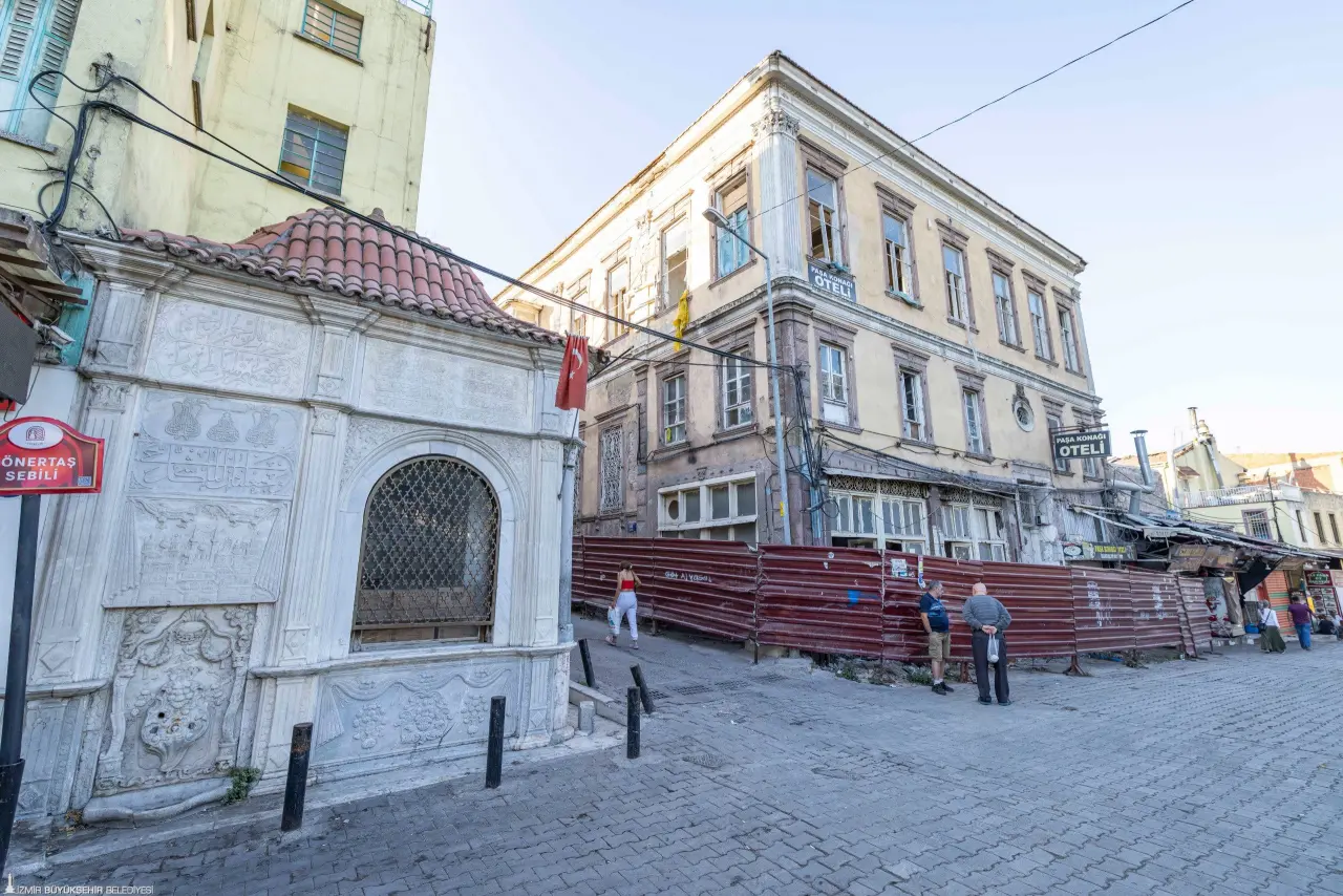 İzmir Büyükşehir Belediye Başkanı Dr. Cemil Tugay, Basmane ve Kemeraltı’nda gün yüzüne çıkarılan tescilli yapıları inceledi. İzmir Büyükşehir Belediyesi tarafından restorasyonu tamamlanan Ay Yıldızlı Konak’ın kullanımı hakkında fikir alışverişi yapan Başkan Tugay, Basmane’nin en büyük yapılarından Tevfik Paşa Konağı’nın da restore edilerek kente en iyi şekilde hizmet vermesi için yol haritası belirledi.