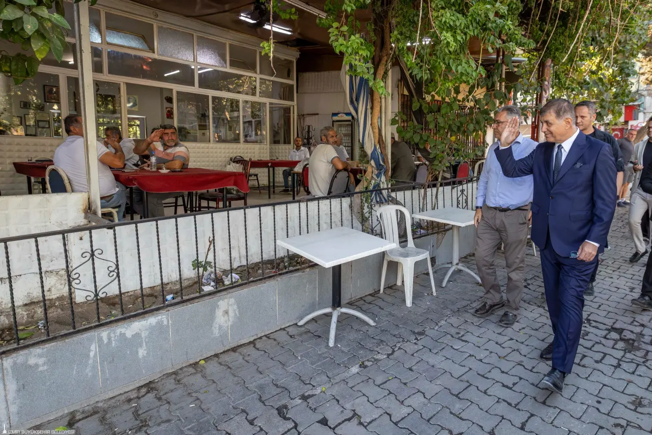 İzmir Büyükşehir Belediye Başkanı Dr. Cemil Tugay, Basmane ve Kemeraltı’nda gün yüzüne çıkarılan tescilli yapıları inceledi. İzmir Büyükşehir Belediyesi tarafından restorasyonu tamamlanan Ay Yıldızlı Konak’ın kullanımı hakkında fikir alışverişi yapan Başkan Tugay, Basmane’nin en büyük yapılarından Tevfik Paşa Konağı’nın da restore edilerek kente en iyi şekilde hizmet vermesi için yol haritası belirledi.
