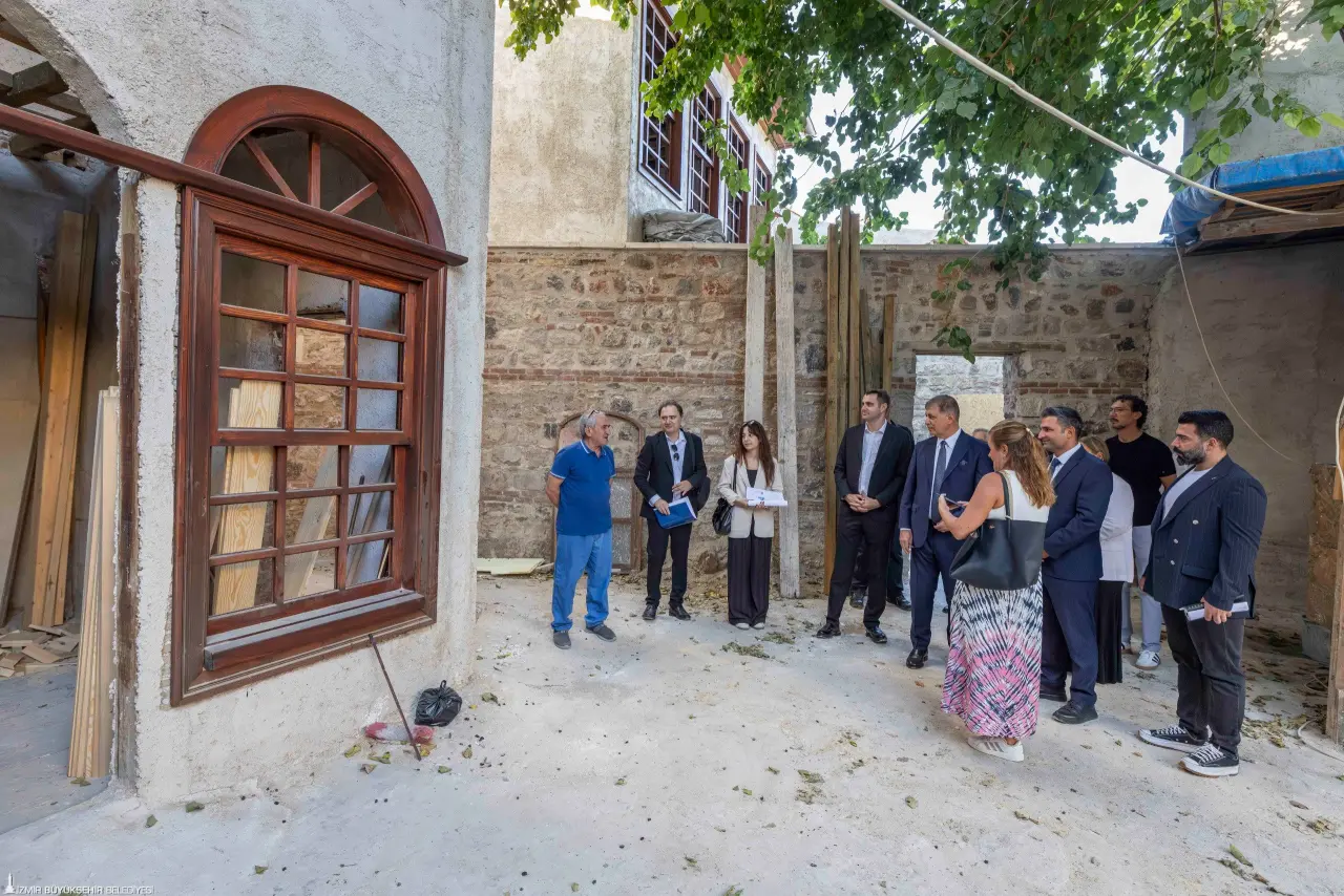 İzmir Büyükşehir Belediye Başkanı Dr. Cemil Tugay, Basmane ve Kemeraltı’nda gün yüzüne çıkarılan tescilli yapıları inceledi. İzmir Büyükşehir Belediyesi tarafından restorasyonu tamamlanan Ay Yıldızlı Konak’ın kullanımı hakkında fikir alışverişi yapan Başkan Tugay, Basmane’nin en büyük yapılarından Tevfik Paşa Konağı’nın da restore edilerek kente en iyi şekilde hizmet vermesi için yol haritası belirledi.