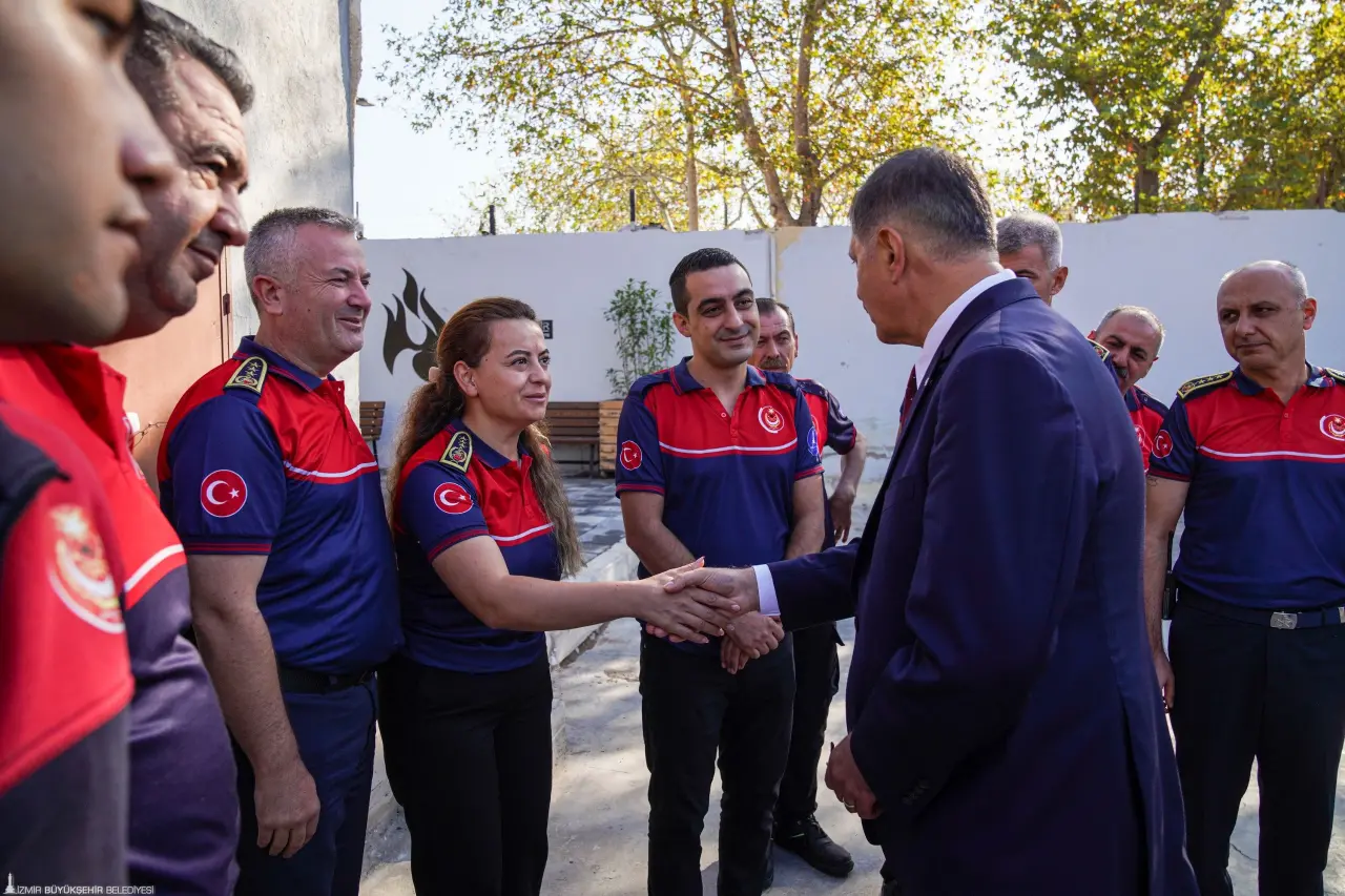 İzmir Büyükşehir Belediye Başkanı Dr. Cemil Tugay, Konak Kadifekale İtfaiye Grubu’nu ziyaret ederek personelin İtfaiye Haftası’nı kutladı. Başkan Tugay, “Sizlerin özverili çalışmaları sonucu birçok felaket önleniyor. Emeğiniz ve mücadeleniz kente değer katıyor” dedi.