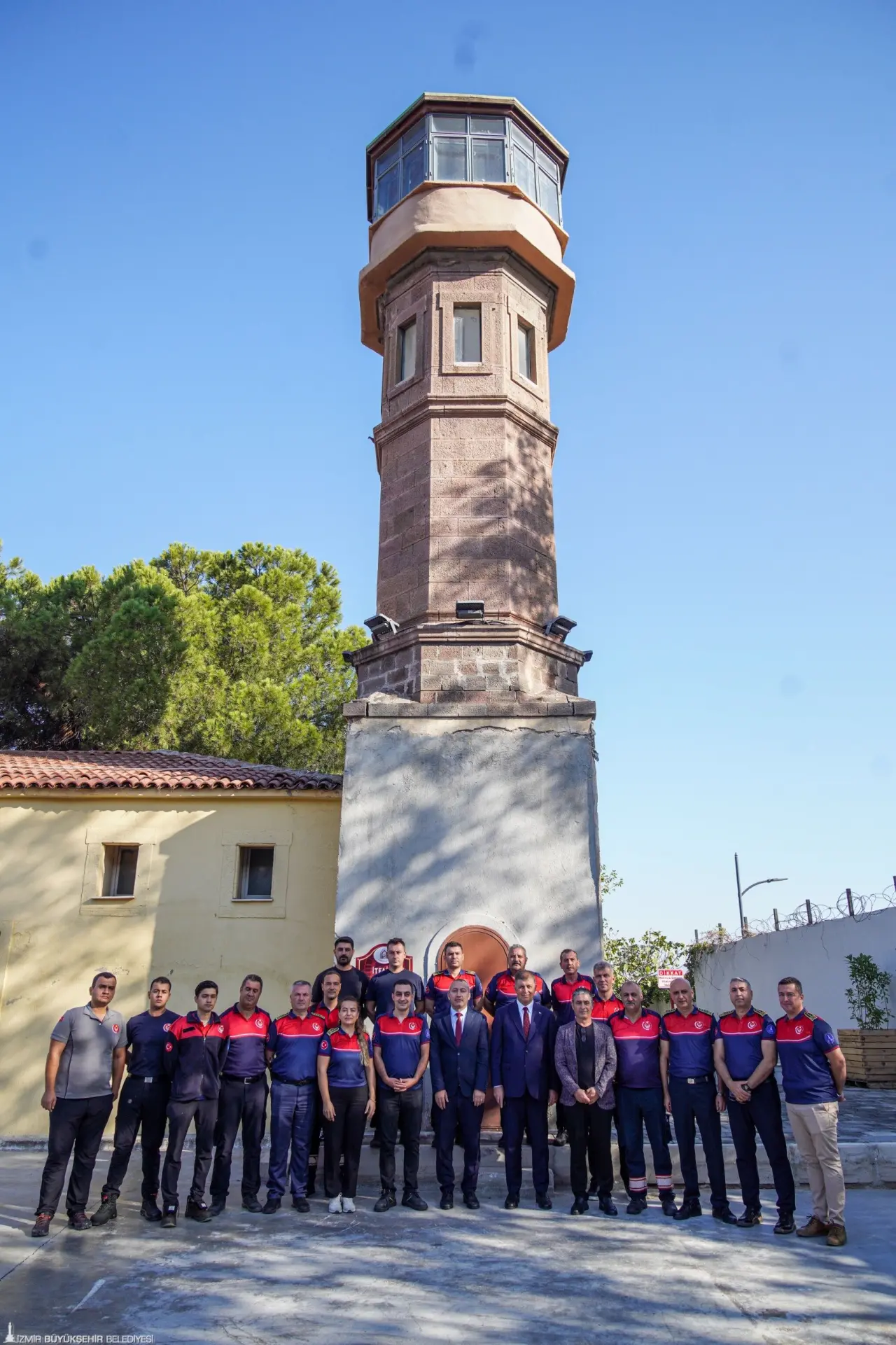 İzmir Büyükşehir Belediye Başkanı Dr. Cemil Tugay, Konak Kadifekale İtfaiye Grubu’nu ziyaret ederek personelin İtfaiye Haftası’nı kutladı. Başkan Tugay, “Sizlerin özverili çalışmaları sonucu birçok felaket önleniyor. Emeğiniz ve mücadeleniz kente değer katıyor” dedi.