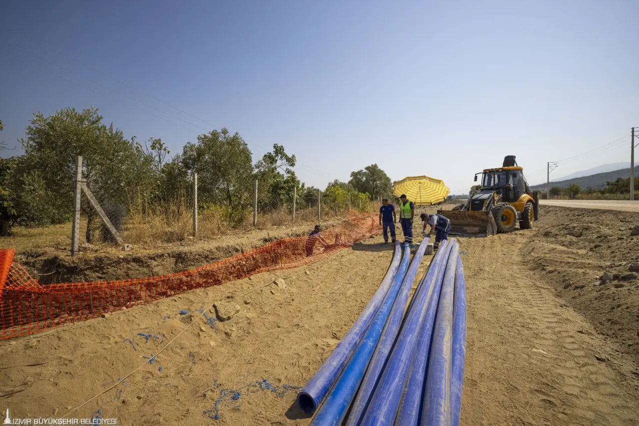 İZSU Genel Müdürlüğü, Tire’nin Çayırlı Mahallesi’nde 4,5 kilometrelik içme suyu hattını yeniliyor. Çalışmalar yıl sonunda tamamlanacak.