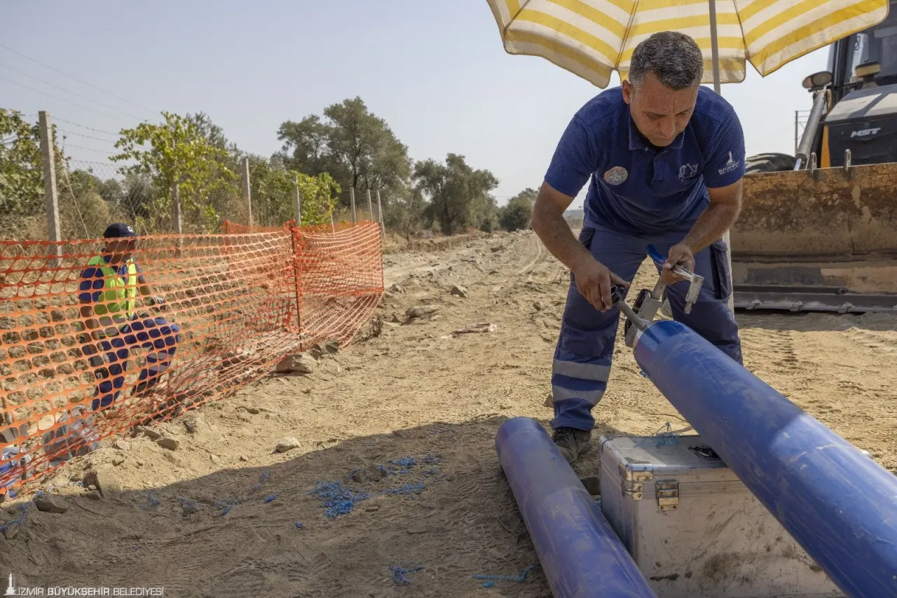 İZSU Genel Müdürlüğü, Tire’nin Çayırlı Mahallesi’nde 4,5 kilometrelik içme suyu hattını yeniliyor. Çalışmalar yıl sonunda tamamlanacak.