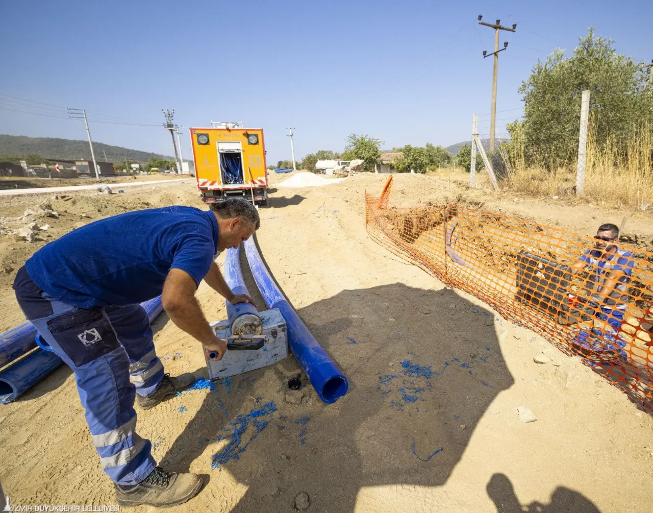 İZSU Genel Müdürlüğü, Tire’nin Çayırlı Mahallesi’nde 4,5 kilometrelik içme suyu hattını yeniliyor. Çalışmalar yıl sonunda tamamlanacak.