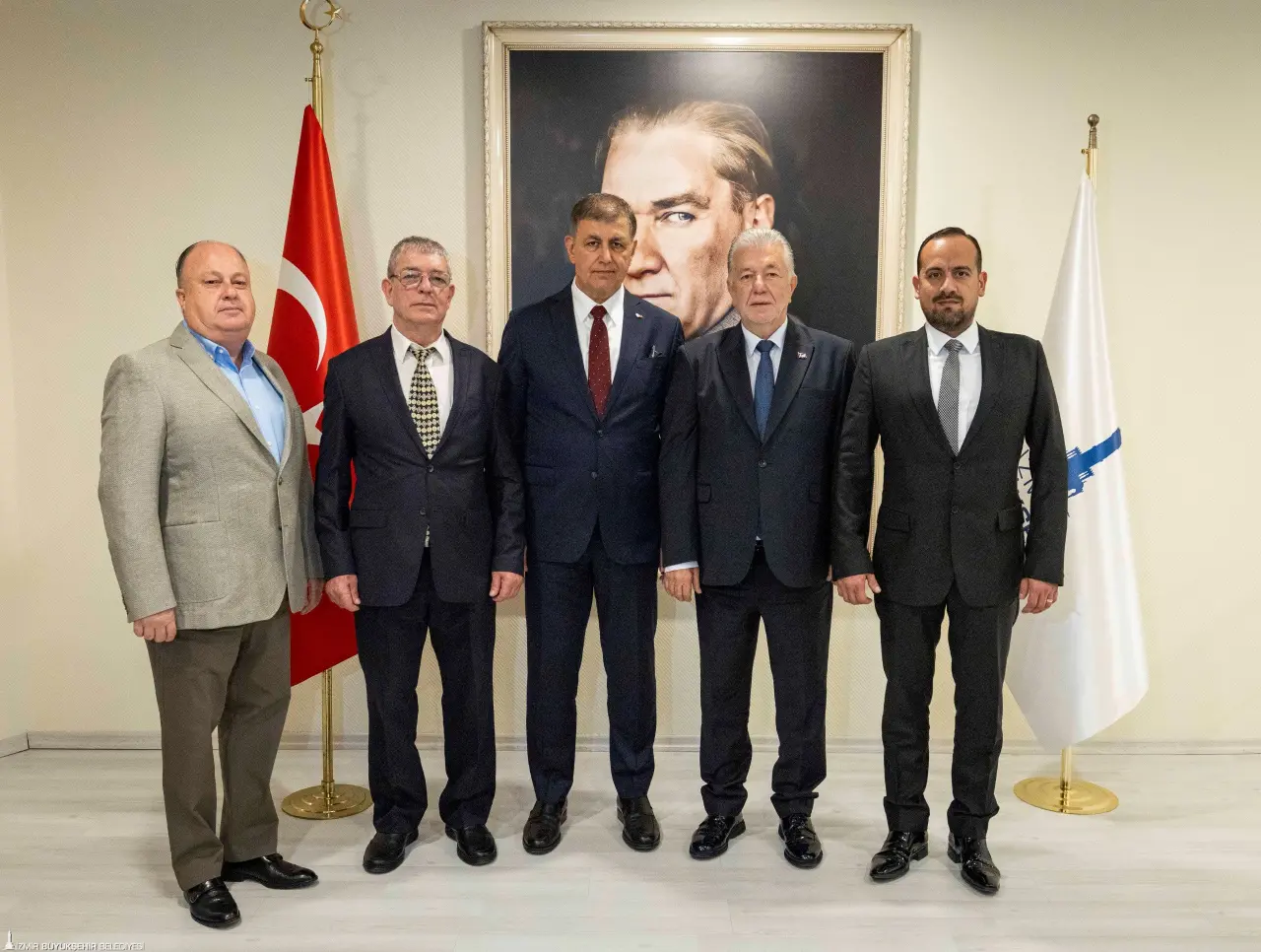 Ahilik Haftası nedeniyle Konak Atatürk Meydanı’nda düzenlenen İzmir Esnaf Buluşması’na katılan İzmir Büyükşehir Belediye Başkanı Dr. Cemil Tugay, “Önümüzdeki günlerde çarşı ve pazarları çok daha canlı hale getirdiğimiz kararları almak dileğiyle, bu yolu yürek yüreğe, kol kola, omuz omuza, bütün partilerimizle, milletvekillerimizle, iktidarımızla, muhalefetimizle İzmir’in bütün güzel insanları için bir şeyler yapmayı amaçlayarak yürümek dileğiyle Ahilik Haftası’nı kutluyorum” dedi.