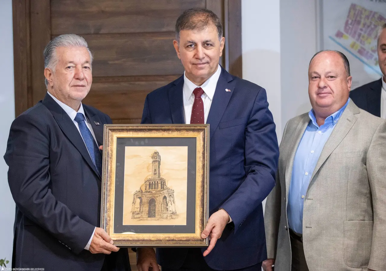 Ahilik Haftası nedeniyle Konak Atatürk Meydanı’nda düzenlenen İzmir Esnaf Buluşması’na katılan İzmir Büyükşehir Belediye Başkanı Dr. Cemil Tugay, “Önümüzdeki günlerde çarşı ve pazarları çok daha canlı hale getirdiğimiz kararları almak dileğiyle, bu yolu yürek yüreğe, kol kola, omuz omuza, bütün partilerimizle, milletvekillerimizle, iktidarımızla, muhalefetimizle İzmir’in bütün güzel insanları için bir şeyler yapmayı amaçlayarak yürümek dileğiyle Ahilik Haftası’nı kutluyorum” dedi.