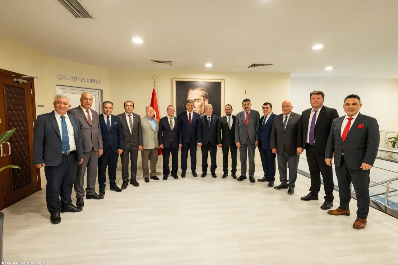 Ahilik Haftası nedeniyle Konak Atatürk Meydanı’nda düzenlenen İzmir Esnaf Buluşması’na katılan İzmir Büyükşehir Belediye Başkanı Dr. Cemil Tugay, “Önümüzdeki günlerde çarşı ve pazarları çok daha canlı hale getirdiğimiz kararları almak dileğiyle, bu yolu yürek yüreğe, kol kola, omuz omuza, bütün partilerimizle, milletvekillerimizle, iktidarımızla, muhalefetimizle İzmir’in bütün güzel insanları için bir şeyler yapmayı amaçlayarak yürümek dileğiyle Ahilik Haftası’nı kutluyorum” dedi.