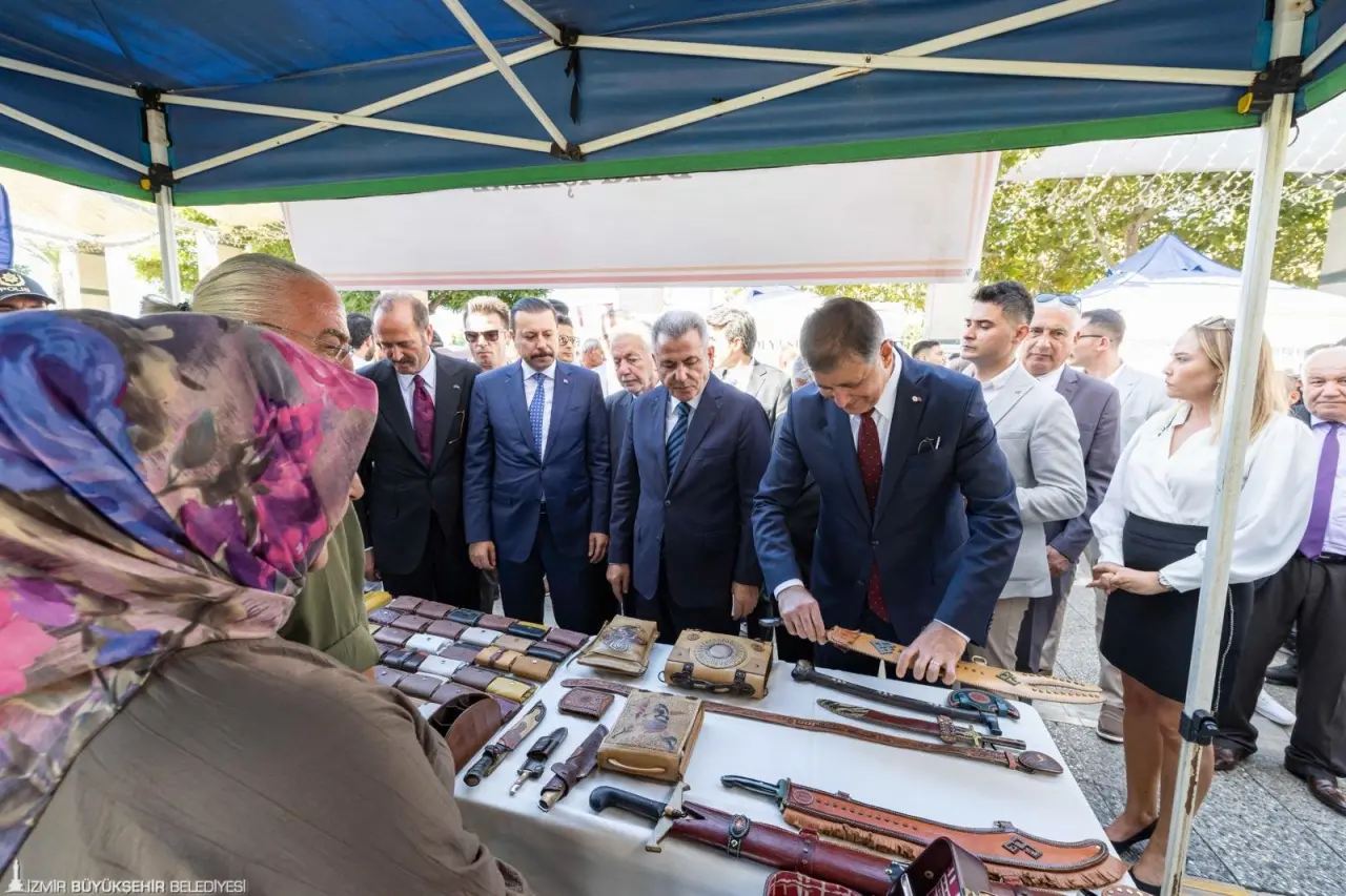 Ahilik Haftası nedeniyle Konak Atatürk Meydanı’nda düzenlenen İzmir Esnaf Buluşması’na katılan İzmir Büyükşehir Belediye Başkanı Dr. Cemil Tugay, “Önümüzdeki günlerde çarşı ve pazarları çok daha canlı hale getirdiğimiz kararları almak dileğiyle, bu yolu yürek yüreğe, kol kola, omuz omuza, bütün partilerimizle, milletvekillerimizle, iktidarımızla, muhalefetimizle İzmir’in bütün güzel insanları için bir şeyler yapmayı amaçlayarak yürümek dileğiyle Ahilik Haftası’nı kutluyorum” dedi.