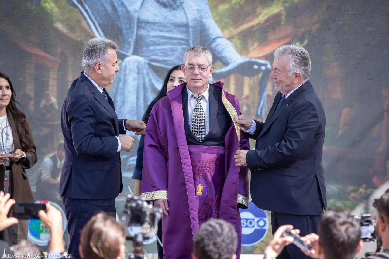 Ahilik Haftası nedeniyle Konak Atatürk Meydanı’nda düzenlenen İzmir Esnaf Buluşması’na katılan İzmir Büyükşehir Belediye Başkanı Dr. Cemil Tugay, “Önümüzdeki günlerde çarşı ve pazarları çok daha canlı hale getirdiğimiz kararları almak dileğiyle, bu yolu yürek yüreğe, kol kola, omuz omuza, bütün partilerimizle, milletvekillerimizle, iktidarımızla, muhalefetimizle İzmir’in bütün güzel insanları için bir şeyler yapmayı amaçlayarak yürümek dileğiyle Ahilik Haftası’nı kutluyorum” dedi.