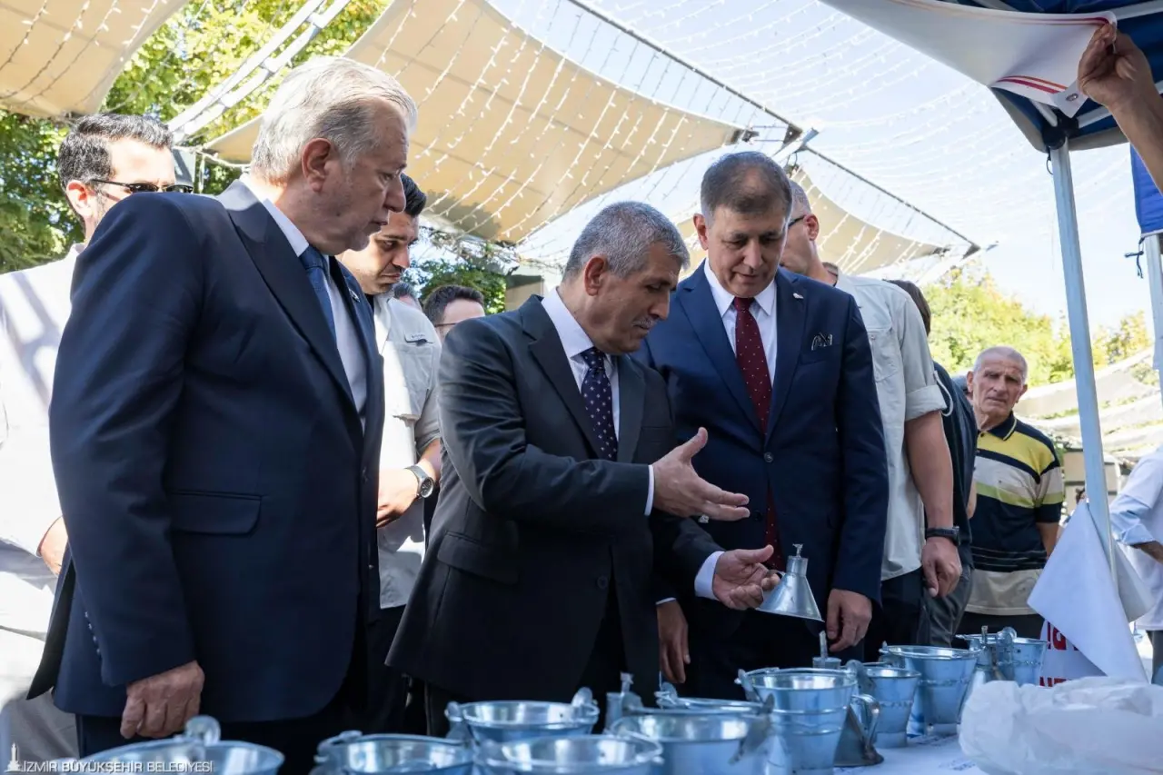 Ahilik Haftası nedeniyle Konak Atatürk Meydanı’nda düzenlenen İzmir Esnaf Buluşması’na katılan İzmir Büyükşehir Belediye Başkanı Dr. Cemil Tugay, “Önümüzdeki günlerde çarşı ve pazarları çok daha canlı hale getirdiğimiz kararları almak dileğiyle, bu yolu yürek yüreğe, kol kola, omuz omuza, bütün partilerimizle, milletvekillerimizle, iktidarımızla, muhalefetimizle İzmir’in bütün güzel insanları için bir şeyler yapmayı amaçlayarak yürümek dileğiyle Ahilik Haftası’nı kutluyorum” dedi.