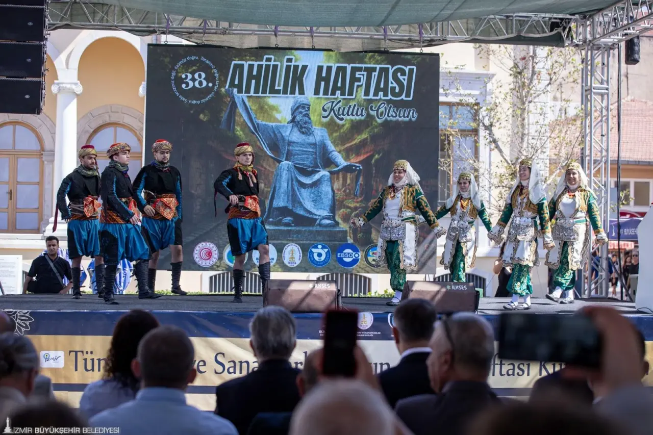 Ahilik Haftası nedeniyle Konak Atatürk Meydanı’nda düzenlenen İzmir Esnaf Buluşması’na katılan İzmir Büyükşehir Belediye Başkanı Dr. Cemil Tugay, “Önümüzdeki günlerde çarşı ve pazarları çok daha canlı hale getirdiğimiz kararları almak dileğiyle, bu yolu yürek yüreğe, kol kola, omuz omuza, bütün partilerimizle, milletvekillerimizle, iktidarımızla, muhalefetimizle İzmir’in bütün güzel insanları için bir şeyler yapmayı amaçlayarak yürümek dileğiyle Ahilik Haftası’nı kutluyorum” dedi.