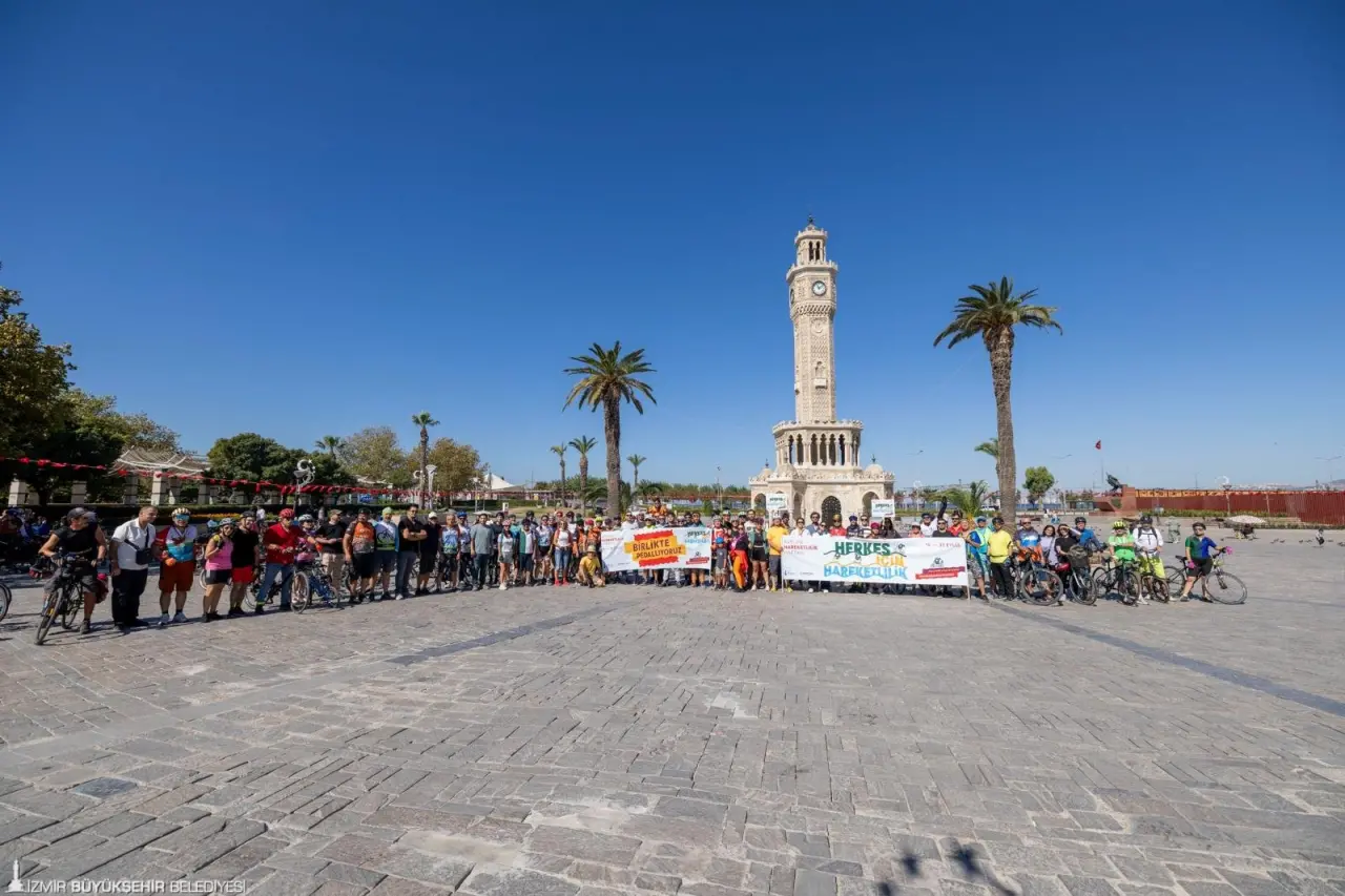 İzmirli bisikletseverler, İzmir Büyükşehir Belediyesi tarafından Avrupa Hareketlilik Haftası kapsamında düzenlenen “Herkes İçin Hareketlilik” temalı “Birlikte Pedallıyoruz” etkinliğinde buluştu. Konak Atatürk Meydanı’nda bir araya gelen bisikletliler, 7,5 kilometre bisiklet sürerek parkuru İnciraltı Kent Ormanı’nda tamamladı. 