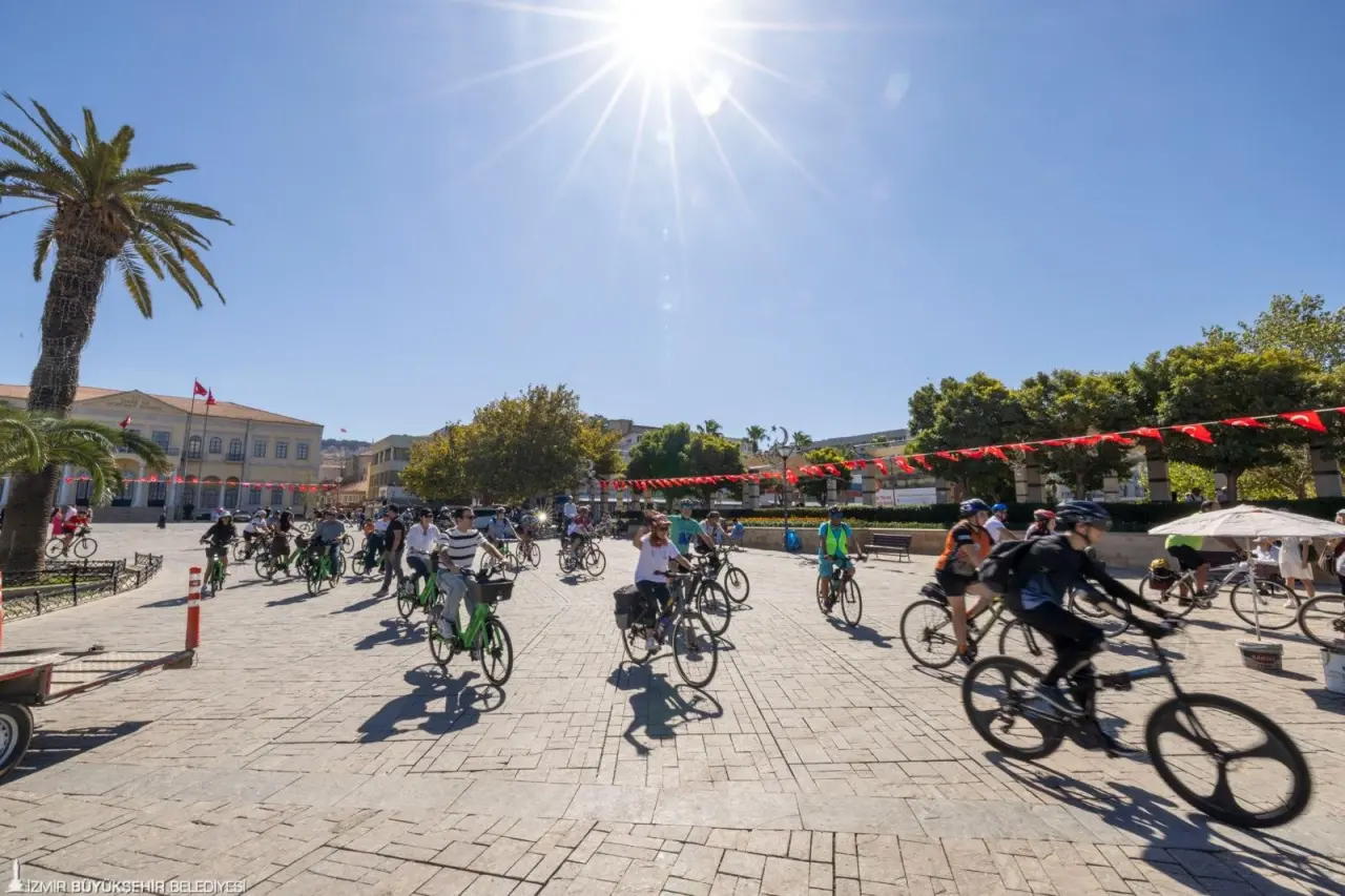 İzmirli bisikletseverler, İzmir Büyükşehir Belediyesi tarafından Avrupa Hareketlilik Haftası kapsamında düzenlenen “Herkes İçin Hareketlilik” temalı “Birlikte Pedallıyoruz” etkinliğinde buluştu. Konak Atatürk Meydanı’nda bir araya gelen bisikletliler, 7,5 kilometre bisiklet sürerek parkuru İnciraltı Kent Ormanı’nda tamamladı. 