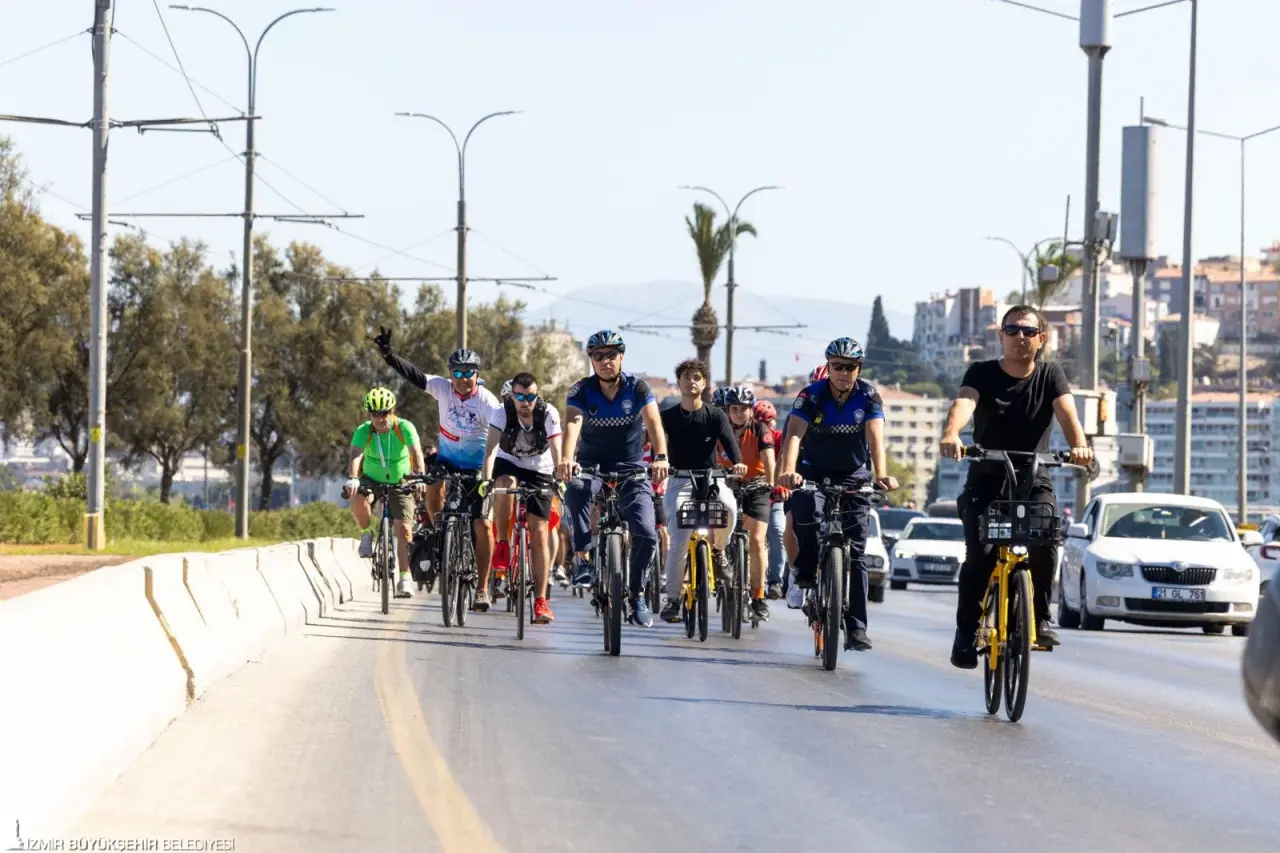 İzmirli bisikletseverler, İzmir Büyükşehir Belediyesi tarafından Avrupa Hareketlilik Haftası kapsamında düzenlenen “Herkes İçin Hareketlilik” temalı “Birlikte Pedallıyoruz” etkinliğinde buluştu. Konak Atatürk Meydanı’nda bir araya gelen bisikletliler, 7,5 kilometre bisiklet sürerek parkuru İnciraltı Kent Ormanı’nda tamamladı. 