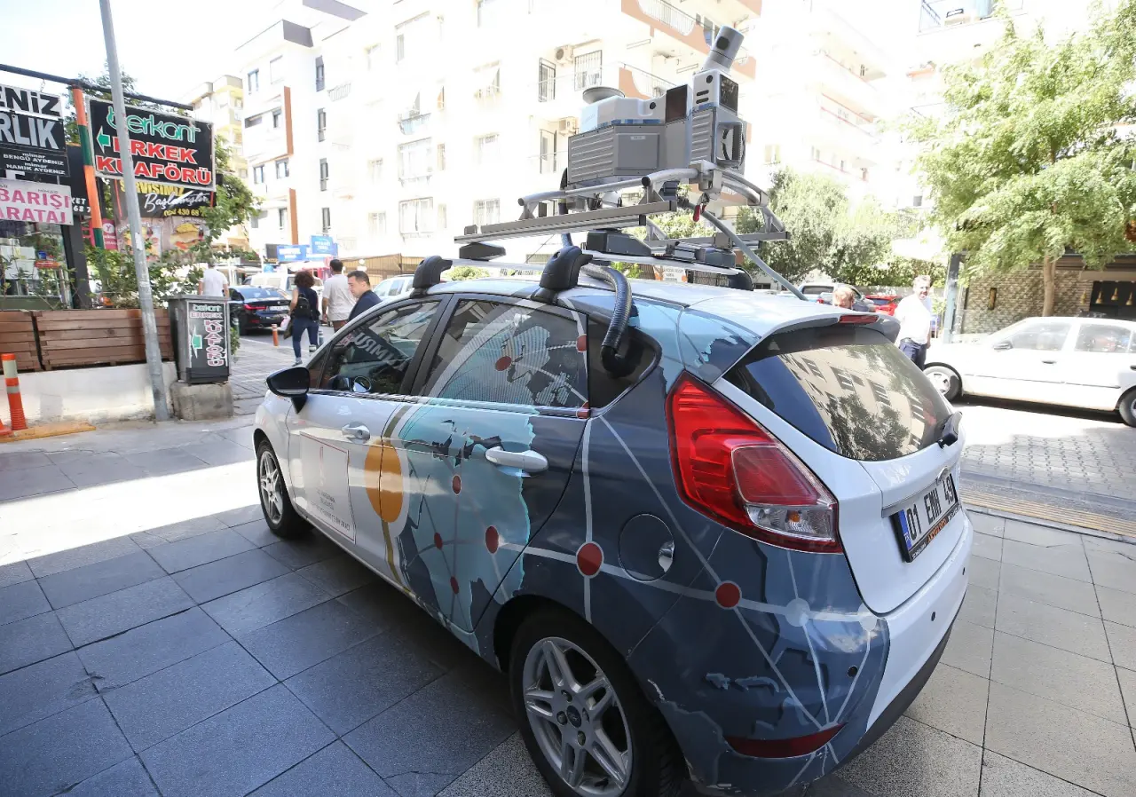 Karşıyaka Belediyesi, ilçedeki tüm cadde ve sokakların 360 derece panoramik çekimlerini yenileyerek dijital kent haritasını güncelledi. İzmir’deki ilçe belediyeleri arasında ilk olan uygulama sayesinde belediye hizmetlerinde verimlilik artarken, vatandaşlar da kente dair en güncel görüntülere kolayca ulaşma imkanı buluyor. Belediye Başkanı Yıldız Ünsal, “Teknolojiyi hizmetlerimizin merkezine alarak, geleceğin Karşıyaka’sını birlikte inşa etmeye devam ediyoruz” dedi.