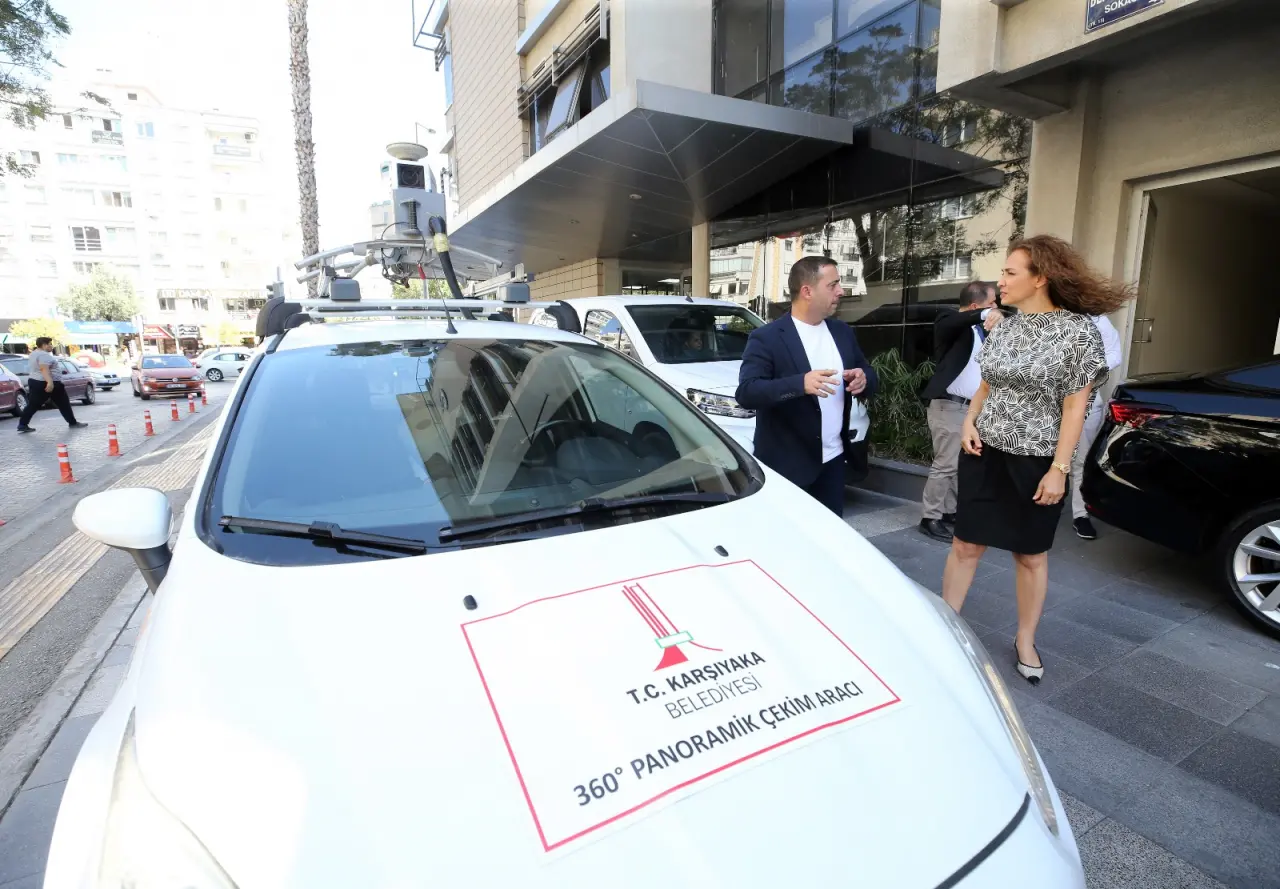 Karşıyaka Belediyesi, ilçedeki tüm cadde ve sokakların 360 derece panoramik çekimlerini yenileyerek dijital kent haritasını güncelledi. İzmir’deki ilçe belediyeleri arasında ilk olan uygulama sayesinde belediye hizmetlerinde verimlilik artarken, vatandaşlar da kente dair en güncel görüntülere kolayca ulaşma imkanı buluyor. Belediye Başkanı Yıldız Ünsal, “Teknolojiyi hizmetlerimizin merkezine alarak, geleceğin Karşıyaka’sını birlikte inşa etmeye devam ediyoruz” dedi.