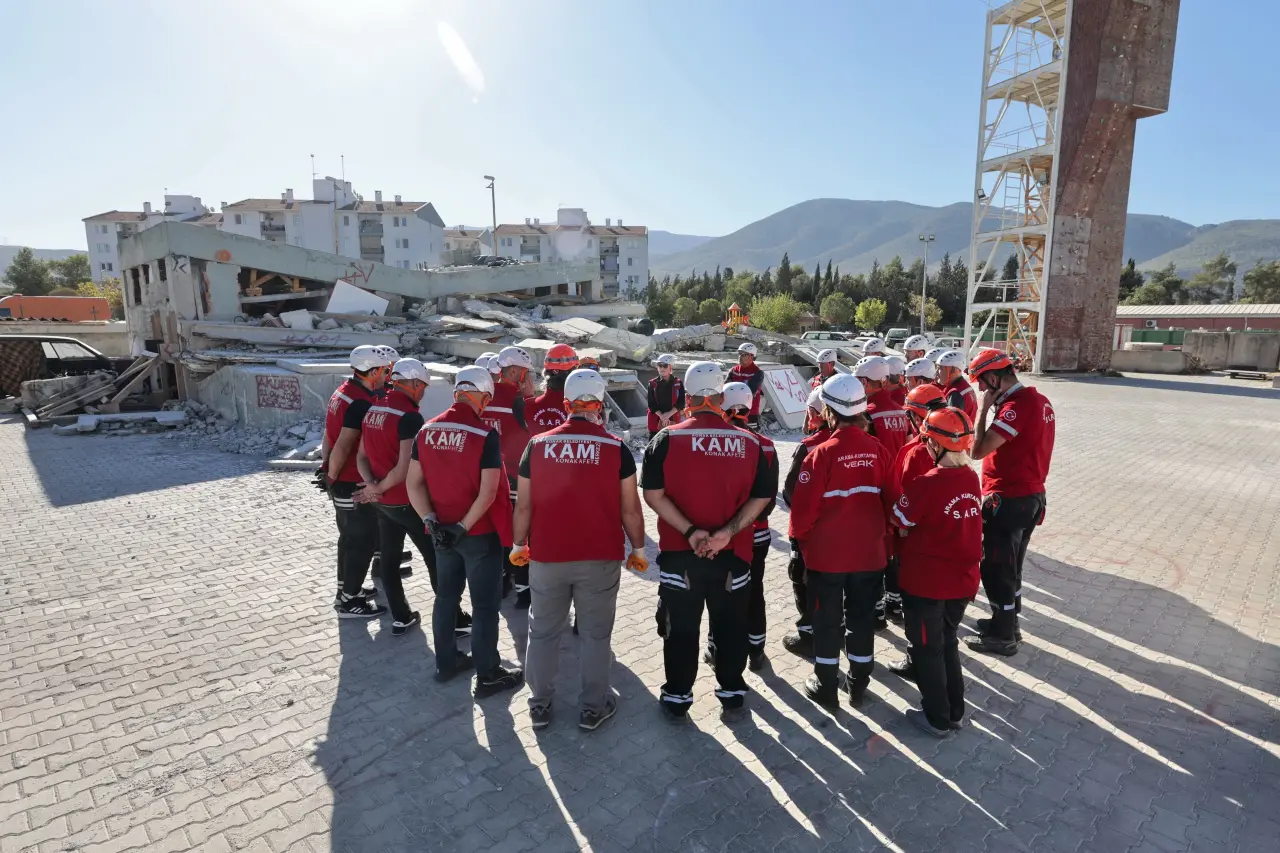 Konak Belediyesi Afet Merkezi Arama Kurtarma Timi (KAM), afet ve acil durumlarda faaliyet göstermek adına akreditasyon çalışmaları için AFAD yerleşkesinde sahaya indi. Enkazda Arama Kurtarma Eğitimi alan KAM gönüllüleri, sınavlardan başarıyla geçerek akreditasyonda aşama atladı.
