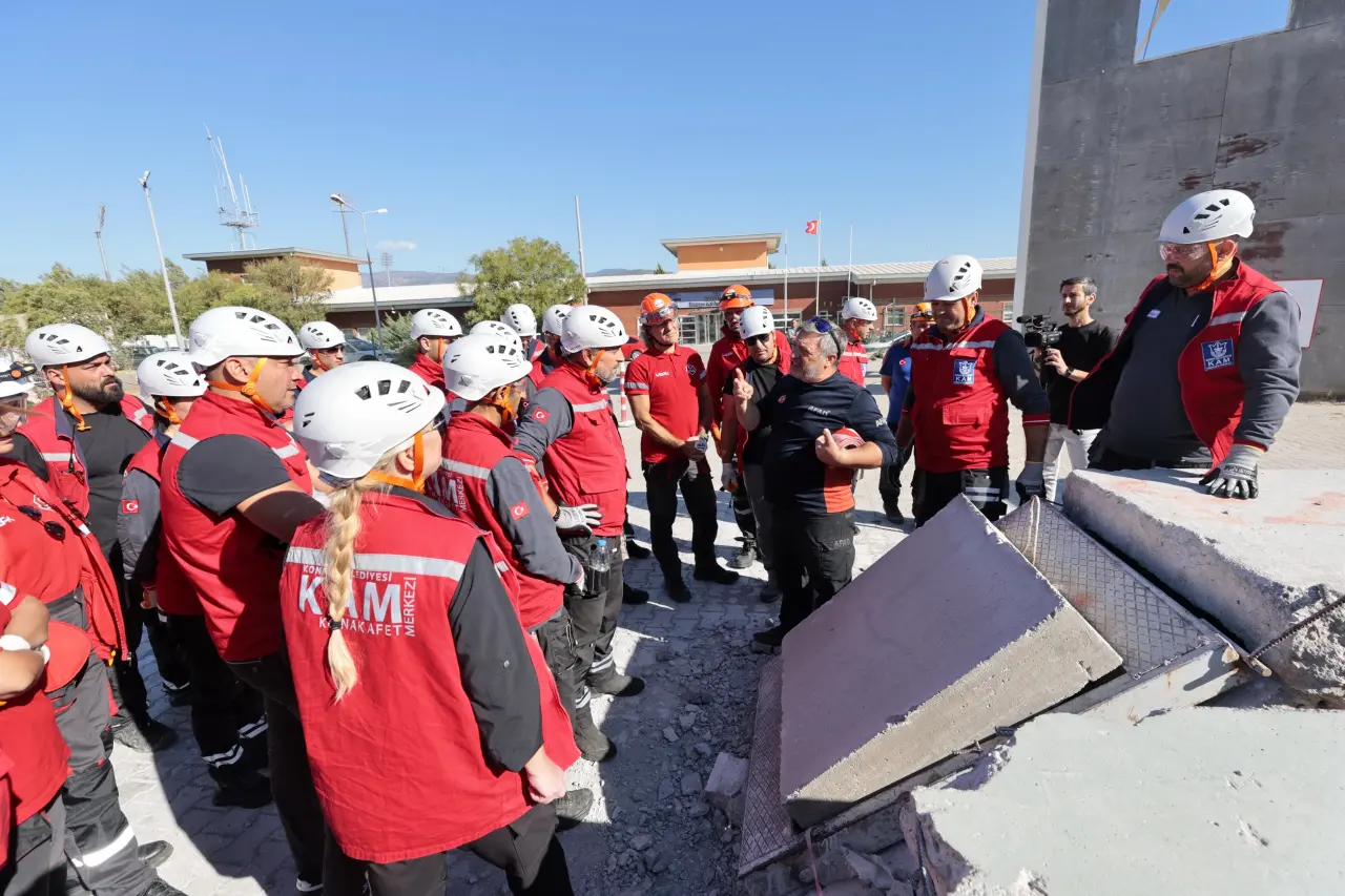 Konak Belediyesi Afet Merkezi Arama Kurtarma Timi (KAM), afet ve acil durumlarda faaliyet göstermek adına akreditasyon çalışmaları için AFAD yerleşkesinde sahaya indi. Enkazda Arama Kurtarma Eğitimi alan KAM gönüllüleri, sınavlardan başarıyla geçerek akreditasyonda aşama atladı.