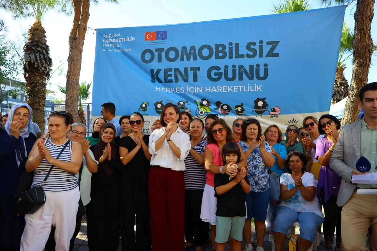 Avrupa Hareketlilik Haftası kapsamında Karabağlar Belediyesi tarafından düzenlenen Otomobilsiz Kent Günü, renkli etkinlikler ve atölyelerle dolu dolu geçti. Etkinliğe Karabağlar Belediye Başkanı Helil Kınay, Bahar Mahallesi Muhtarı Özen Güzel, belediye başkan yardımcıları, muhtarlar ve çok sayıda mahalleli katıldı.