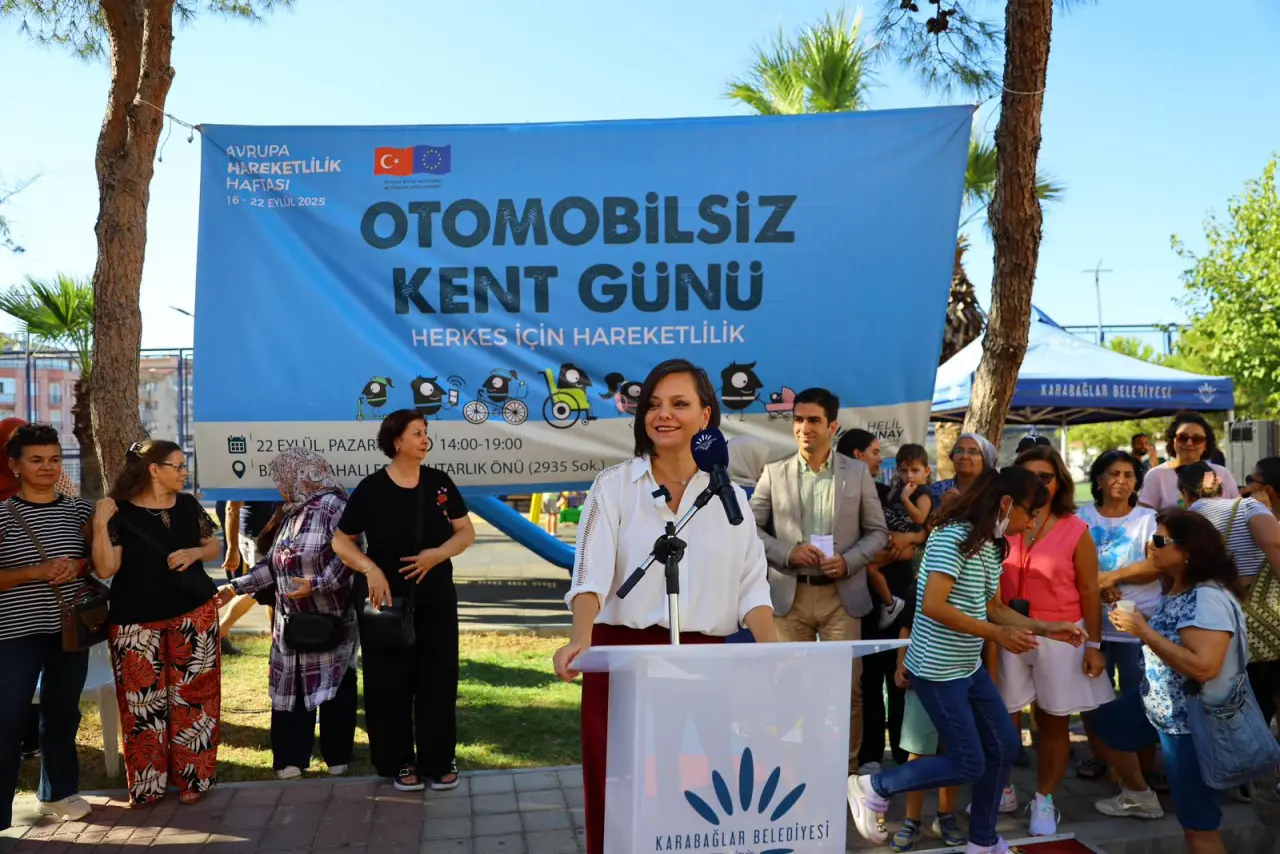 Avrupa Hareketlilik Haftası kapsamında Karabağlar Belediyesi tarafından düzenlenen Otomobilsiz Kent Günü, renkli etkinlikler ve atölyelerle dolu dolu geçti. Etkinliğe Karabağlar Belediye Başkanı Helil Kınay, Bahar Mahallesi Muhtarı Özen Güzel, belediye başkan yardımcıları, muhtarlar ve çok sayıda mahalleli katıldı.