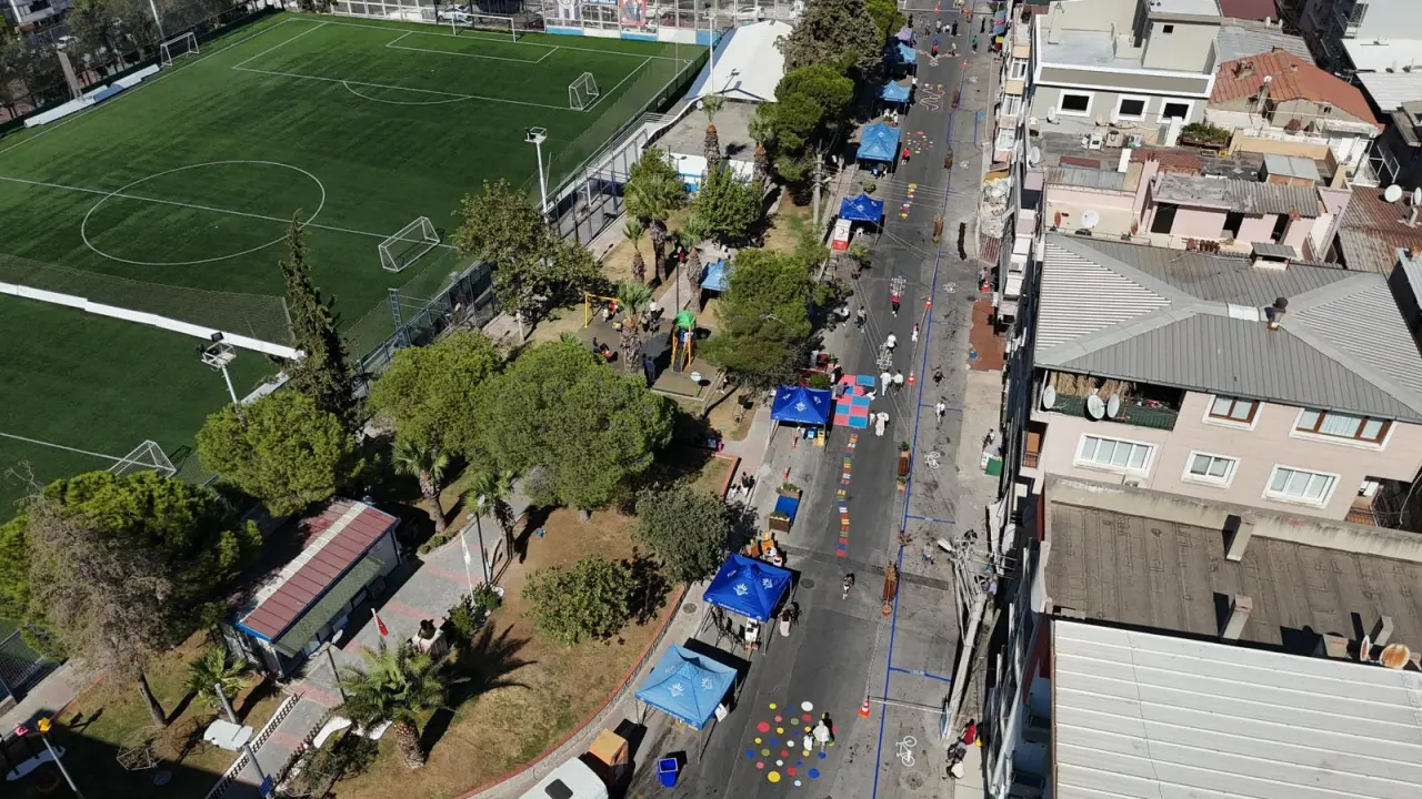 Avrupa Hareketlilik Haftası kapsamında Karabağlar Belediyesi tarafından düzenlenen Otomobilsiz Kent Günü, renkli etkinlikler ve atölyelerle dolu dolu geçti. Etkinliğe Karabağlar Belediye Başkanı Helil Kınay, Bahar Mahallesi Muhtarı Özen Güzel, belediye başkan yardımcıları, muhtarlar ve çok sayıda mahalleli katıldı.