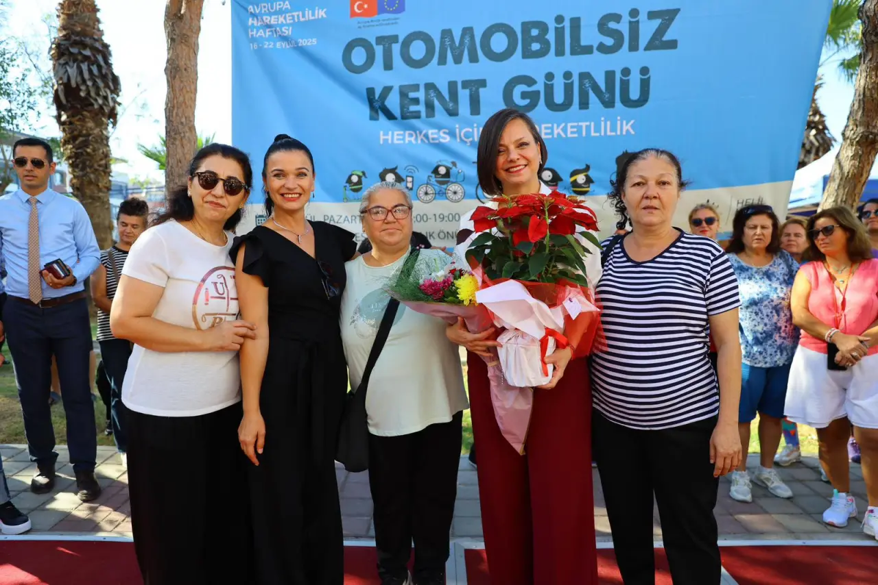 Avrupa Hareketlilik Haftası kapsamında Karabağlar Belediyesi tarafından düzenlenen Otomobilsiz Kent Günü, renkli etkinlikler ve atölyelerle dolu dolu geçti. Etkinliğe Karabağlar Belediye Başkanı Helil Kınay, Bahar Mahallesi Muhtarı Özen Güzel, belediye başkan yardımcıları, muhtarlar ve çok sayıda mahalleli katıldı.