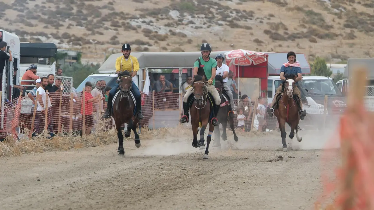 Menemen Belediyesi tarafından geleneksel hale getirilen rahvan at yarışları, bu yıl da Türkiye’nin en başarılı rahvan atlarını aynı pistte buluşturacak. Heyecan ve coşkunun bir arada yaşandığı 11. Geleneksel Rahvan At Yarışları, 28 Eylül Pazar günü, Seyrek Arena'da gerçekleştirilecek. Menemen Belediye Başkanı Aydın Pehlivan, "Kültürümüzde çok önemli bir yeri olan atçılığı, geleceğe taşımak, yeni nesillere anlatmak adına düzenlediğimiz yarışlara tüm hemşehrilerimizi bekliyoruz." dedi.
