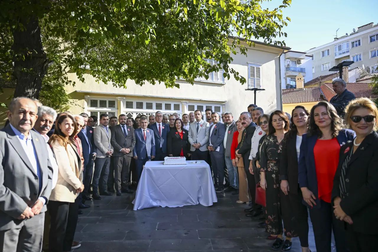 Bornova Kaymakamlığı, Bornova Belediyesi, Yaşar Üniversitesi ve Bornova Muhtarlar Derneği’nin ortaklığıyla hazırlanan “Bornova Muhtarlar Akademisi” Projesi, İçişleri Bakanlığı’ndan 200 bin TL hibe aldı. Kasım ayında başlayacak projeyle 45 mahalle muhtarına 6 ay boyunca çeşitli eğitimler verilerek iletişim ve yönetim becerileri geliştirilecek. Başkan Ömer Eşki, “Güçlü muhtar, güçlü Bornova demektir” diyerek projenin önemini vurguladı.