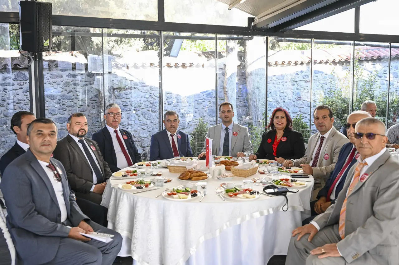 Bornova Kaymakamlığı, Bornova Belediyesi, Yaşar Üniversitesi ve Bornova Muhtarlar Derneği’nin ortaklığıyla hazırlanan “Bornova Muhtarlar Akademisi” Projesi, İçişleri Bakanlığı’ndan 200 bin TL hibe aldı. Kasım ayında başlayacak projeyle 45 mahalle muhtarına 6 ay boyunca çeşitli eğitimler verilerek iletişim ve yönetim becerileri geliştirilecek. Başkan Ömer Eşki, “Güçlü muhtar, güçlü Bornova demektir” diyerek projenin önemini vurguladı.