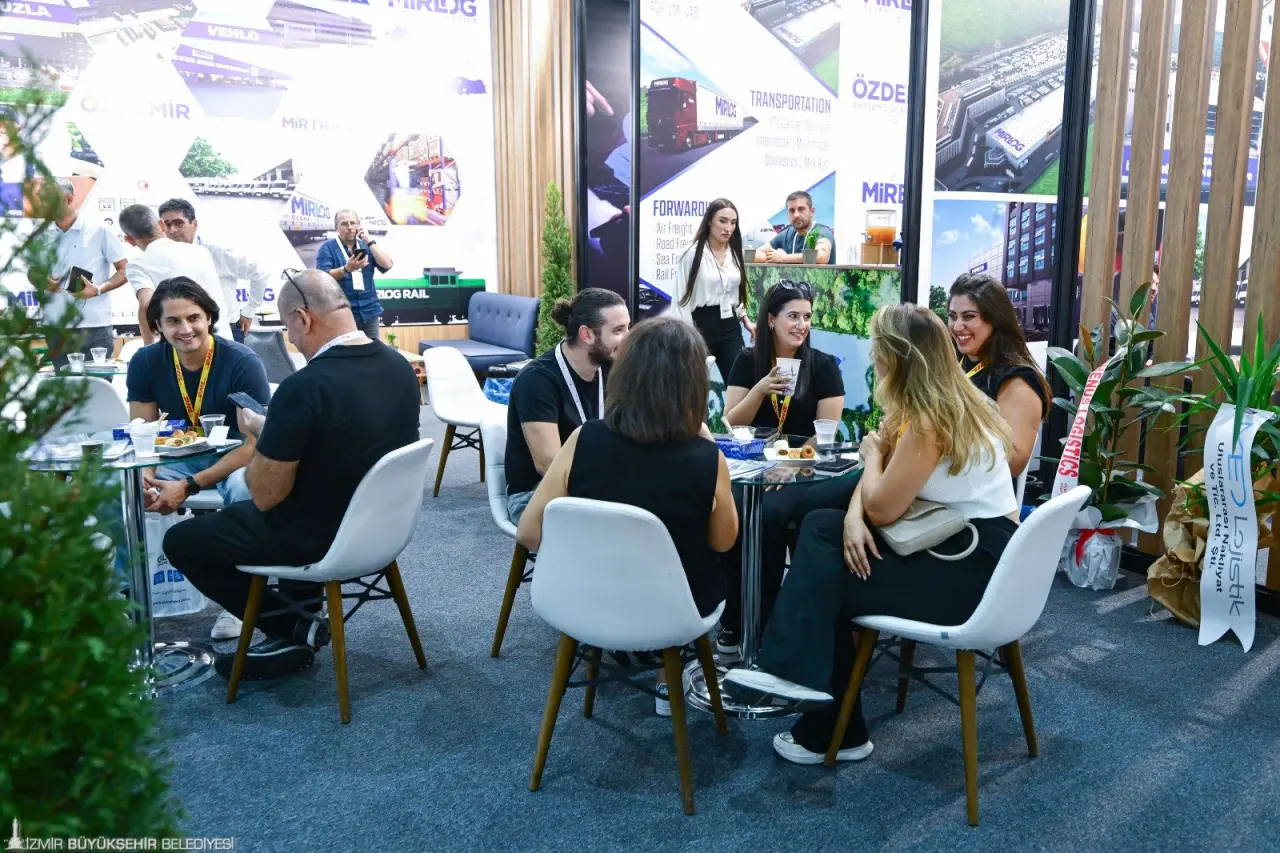 İzmir, 8-10 Ekim 2025 tarihleri arasında, lojistik sektörünün ülkemizdeki en büyük buluşmalarından LOGISTECH – Lojistik, Depolama ve Teknolojileri Fuarı’na 4. kez ev sahipliği yapacak. Kara, deniz, hava ve demir yolu taşımacılığı, depolama, soğuk zincir, otomasyon ve liman işletmeciliği gibi lojistiğin tüm halkalarını buluşturacak fuar hem Türkiye’den hem dünyadan binlerce profesyoneli ağırlayacak.