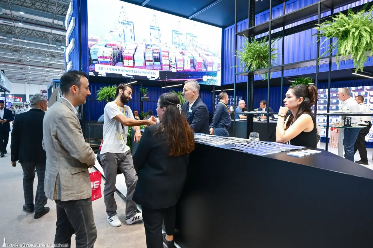 İzmir, 8-10 Ekim 2025 tarihleri arasında, lojistik sektörünün ülkemizdeki en büyük buluşmalarından LOGISTECH – Lojistik, Depolama ve Teknolojileri Fuarı’na 4. kez ev sahipliği yapacak. Kara, deniz, hava ve demir yolu taşımacılığı, depolama, soğuk zincir, otomasyon ve liman işletmeciliği gibi lojistiğin tüm halkalarını buluşturacak fuar hem Türkiye’den hem dünyadan binlerce profesyoneli ağırlayacak.