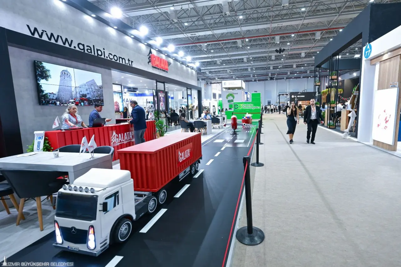 İzmir, 8-10 Ekim 2025 tarihleri arasında, lojistik sektörünün ülkemizdeki en büyük buluşmalarından LOGISTECH – Lojistik, Depolama ve Teknolojileri Fuarı’na 4. kez ev sahipliği yapacak. Kara, deniz, hava ve demir yolu taşımacılığı, depolama, soğuk zincir, otomasyon ve liman işletmeciliği gibi lojistiğin tüm halkalarını buluşturacak fuar hem Türkiye’den hem dünyadan binlerce profesyoneli ağırlayacak.