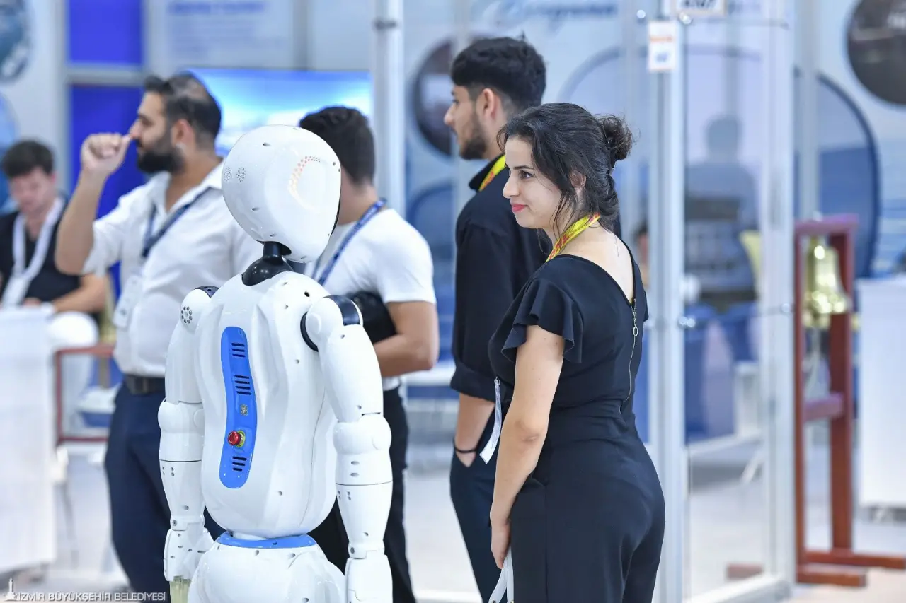 İzmir, 8-10 Ekim 2025 tarihleri arasında, lojistik sektörünün ülkemizdeki en büyük buluşmalarından LOGISTECH – Lojistik, Depolama ve Teknolojileri Fuarı’na 4. kez ev sahipliği yapacak. Kara, deniz, hava ve demir yolu taşımacılığı, depolama, soğuk zincir, otomasyon ve liman işletmeciliği gibi lojistiğin tüm halkalarını buluşturacak fuar hem Türkiye’den hem dünyadan binlerce profesyoneli ağırlayacak.