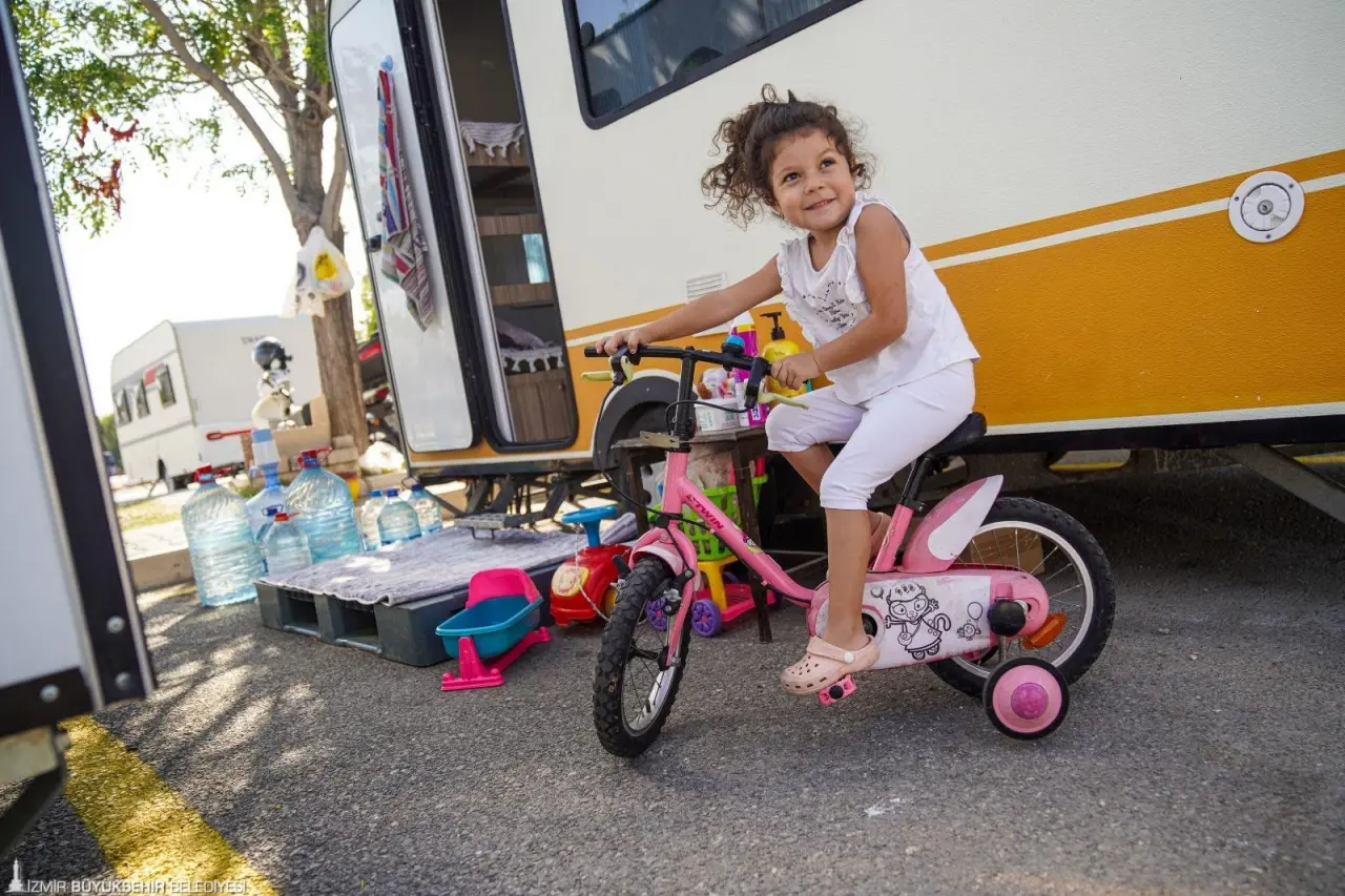 İzmir Büyükşehir Belediyesi’ne bağlı İZELMAN AŞ tarafından işletilen İnciraltı Tekne ve Karavan Parkı, tam kapasite ile hizmet veriyor. Doğayla iç içe oluşu, şehir merkezine yakın konumu ile karavan sahiplerinin gözdesi olan park; tuvalet, duş ve mutfak imkânları ile konaklamalı misafirler için de tercih sebebi oluyor.