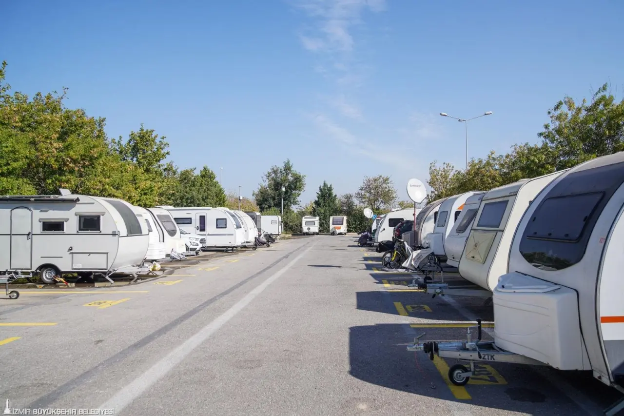 İzmir Büyükşehir Belediyesi’ne bağlı İZELMAN AŞ tarafından işletilen İnciraltı Tekne ve Karavan Parkı, tam kapasite ile hizmet veriyor. Doğayla iç içe oluşu, şehir merkezine yakın konumu ile karavan sahiplerinin gözdesi olan park; tuvalet, duş ve mutfak imkânları ile konaklamalı misafirler için de tercih sebebi oluyor.
